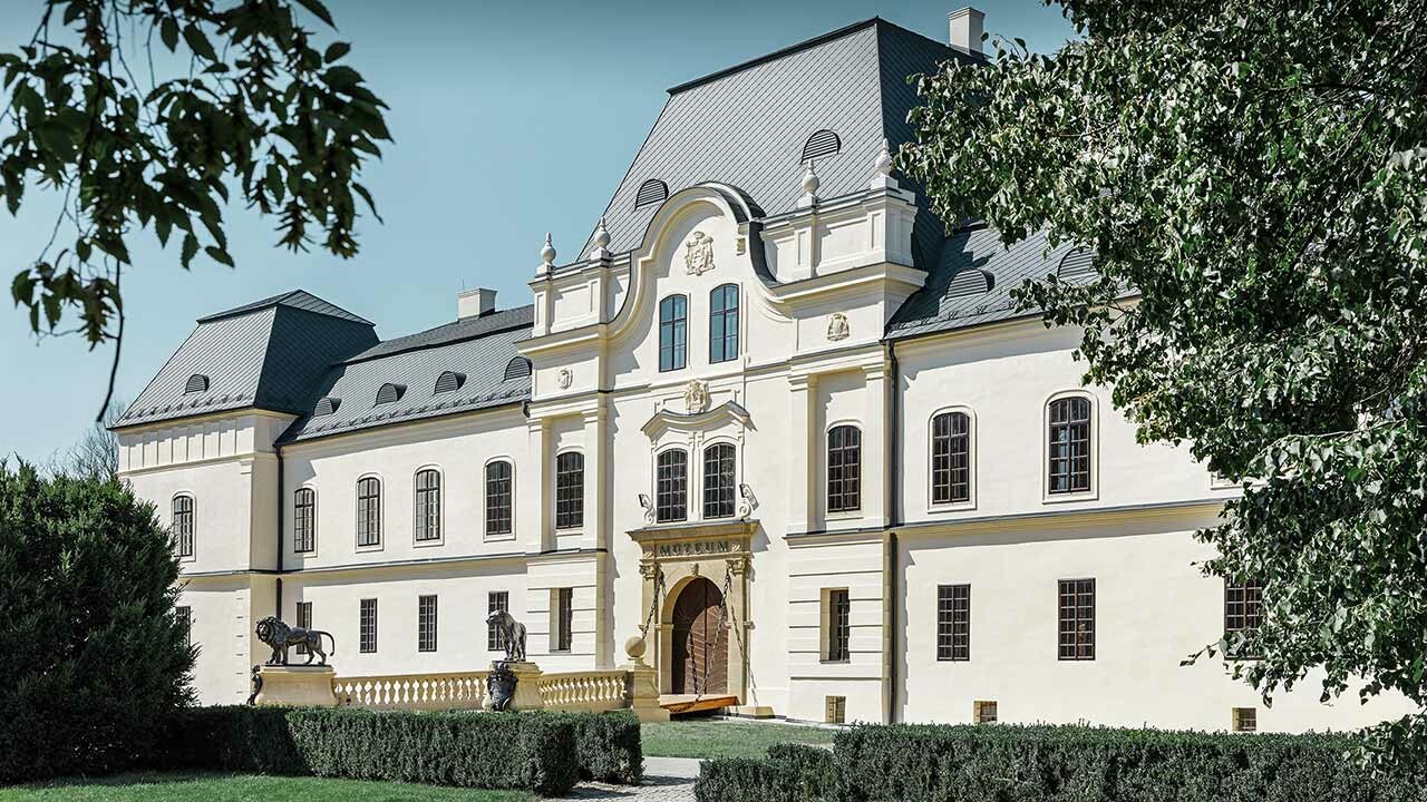 widok z boku na zamek Humenne, remont dachu z dachówką klasyczną PREFA w kolorze antracytowym