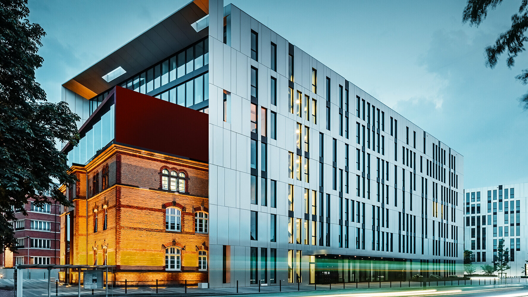 Nowo wybudowany budynek biurowy w centrum Düsseldorfu został obłożony aluminiowymi panelami kompozytowymi PREFA. 