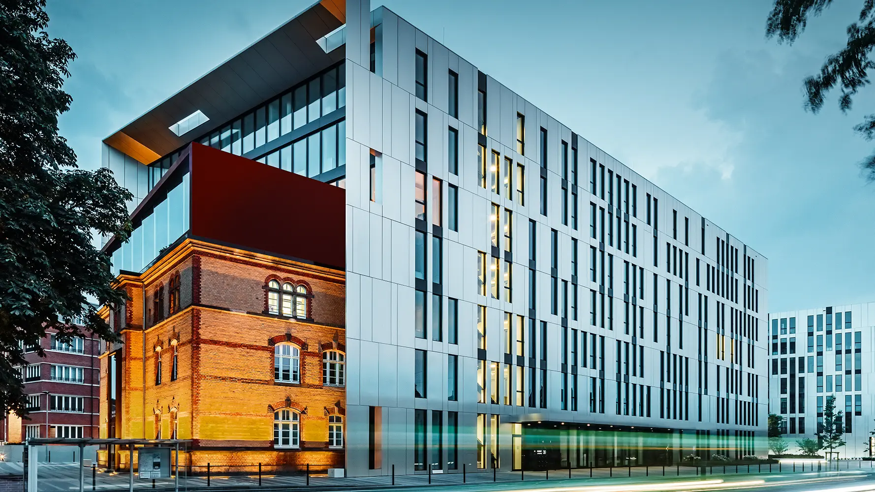 Nowo wybudowany budynek biurowy w centrum Düsseldorfu został obłożony aluminiowymi panelami kompozytowymi PREFA. 