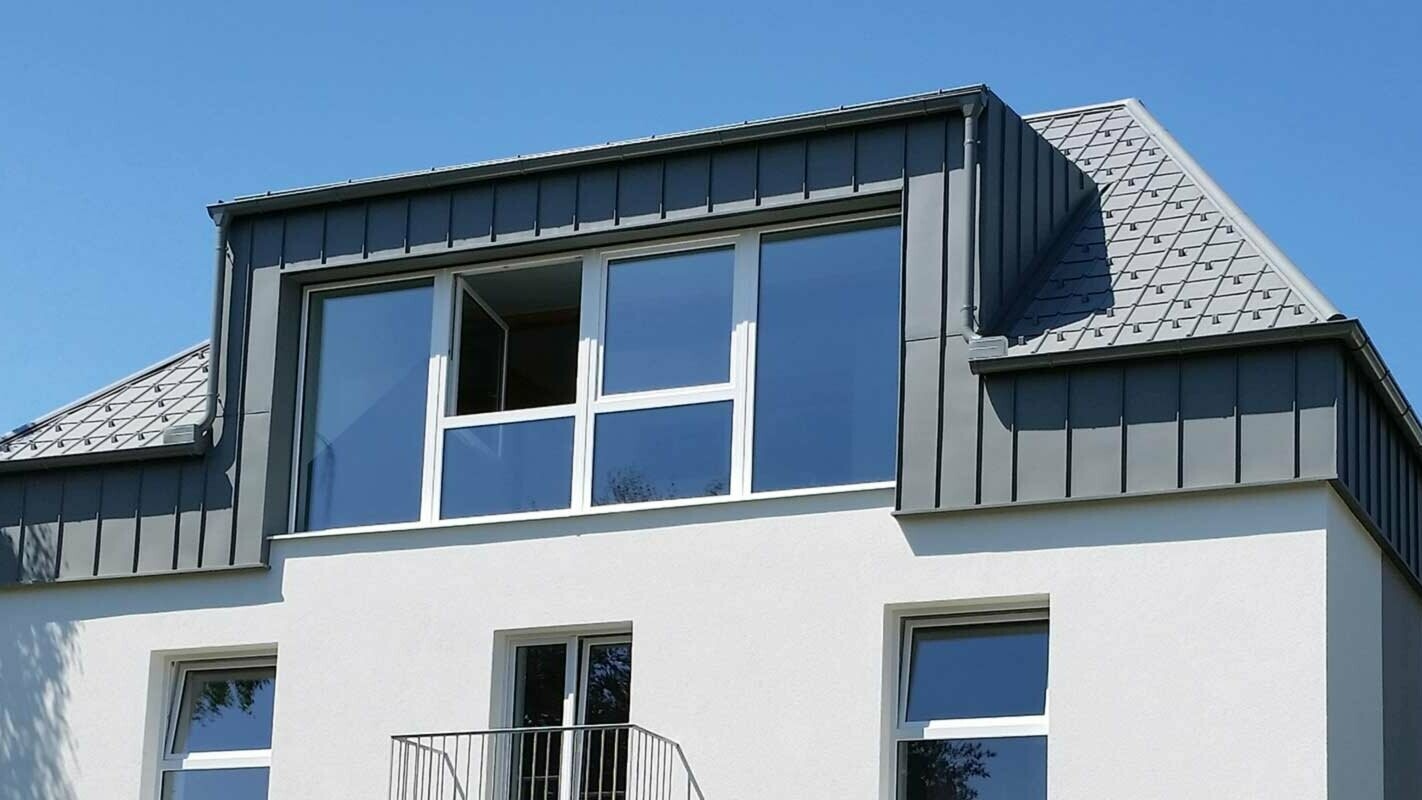Dom po modernizacji dachu z blachą Prefalz i płytą dachową PREFA w Austrii