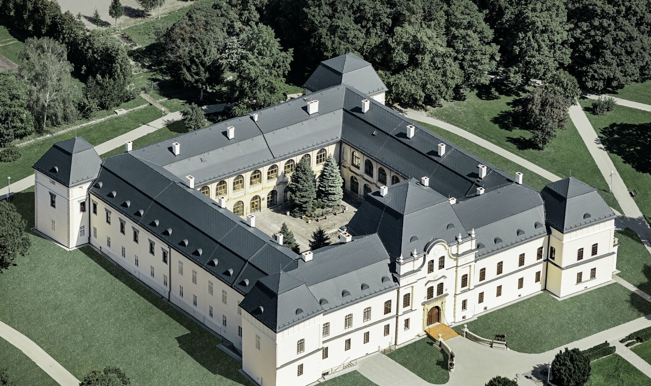 Pałac Humenné został wybudowany w stylu renesansowym, a jego odnowiony dach pokryto dachówką romb PREFA w kolorze antracytu