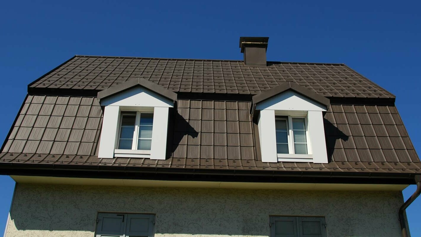 Modernizacja dachu mansardowego z płytą dachową PREFA z okładziną okna dachowego