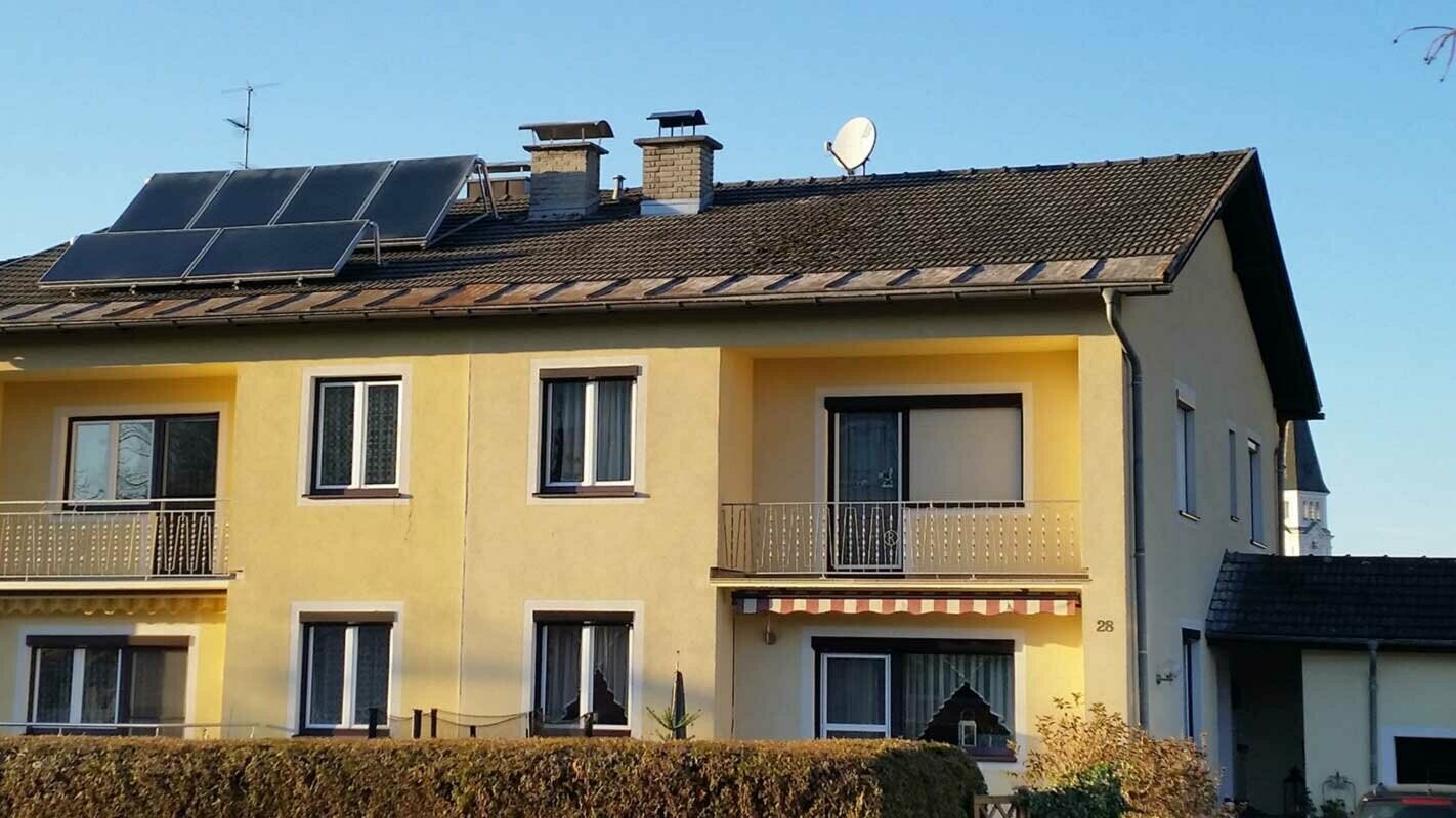 Dom wielorodzinny przed modernizacją dachu z płytą dachową PREFA w Austrii