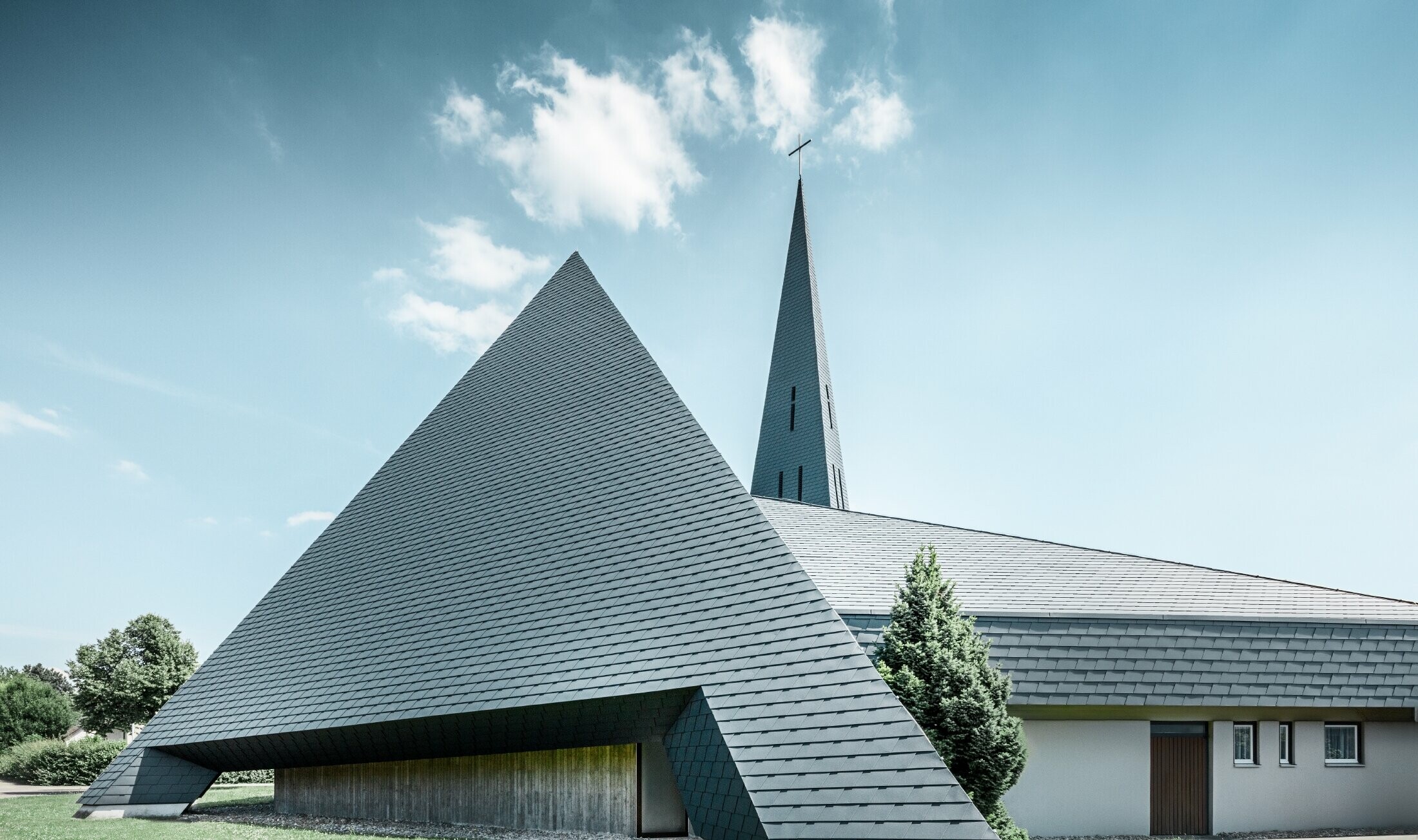 Kościół katolicki w Langenau nawiązujący wyglądem do piramidy, pokryty aluminiowym łupkiem PREFA w kolorze antracytu