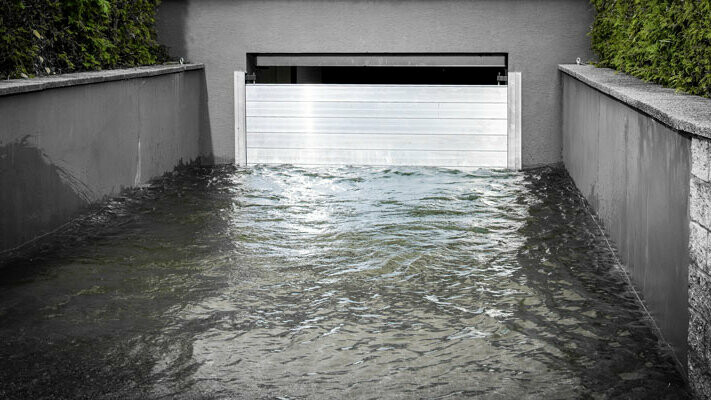 Zabezpieczenie przeciwpowodziowe PREFA chroni wjazd do garażu przed zalaniem w wyniku wysokiej wody