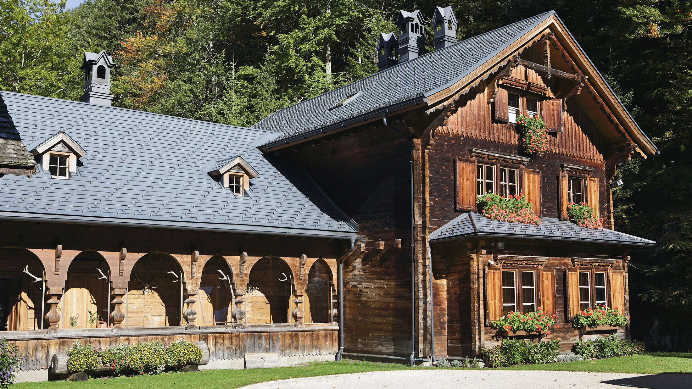 Rustykalny domek myśliwski, Rothschildhaus, dachówka łupkowa PREFA w kolorze P.10 antracyt