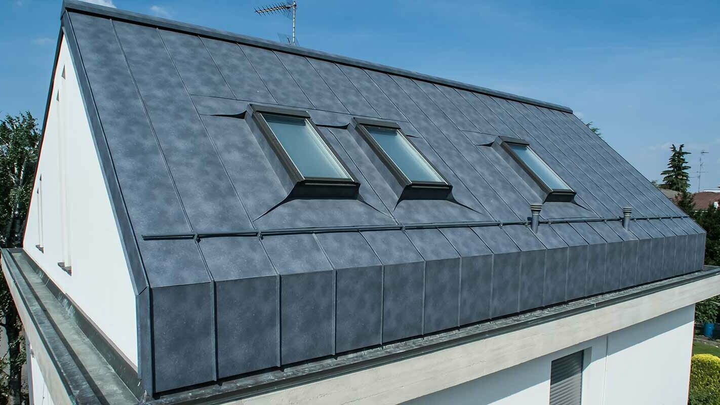 Modernizacja dachu mansardowego z blachą Prefalz firmy PREFA z oknami na powierzchni dachu