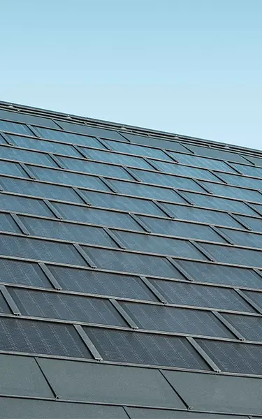 Ułożona połać dachówki solarnej PREFA w połączeniu z dachówką R.16 w kolorze P.10 antracyt.