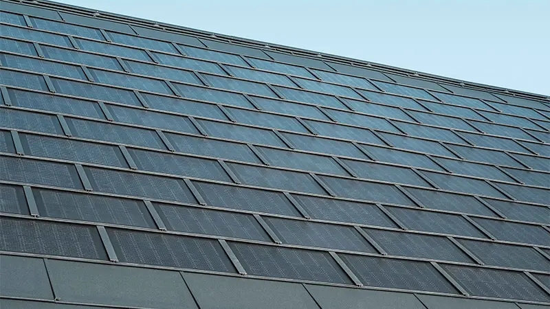 Ułożona połać dachówki solarnej PREFA w połączeniu z dachówką R.16 w kolorze P.10 antracyt.