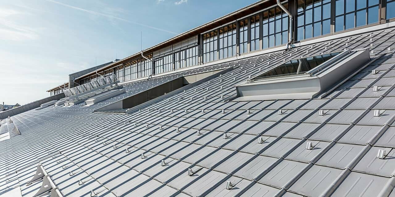 Szczegółowy widok dachówki klasycznej PREFA ze stoperami śniegowymi na Panzerhalle w Salzburgu