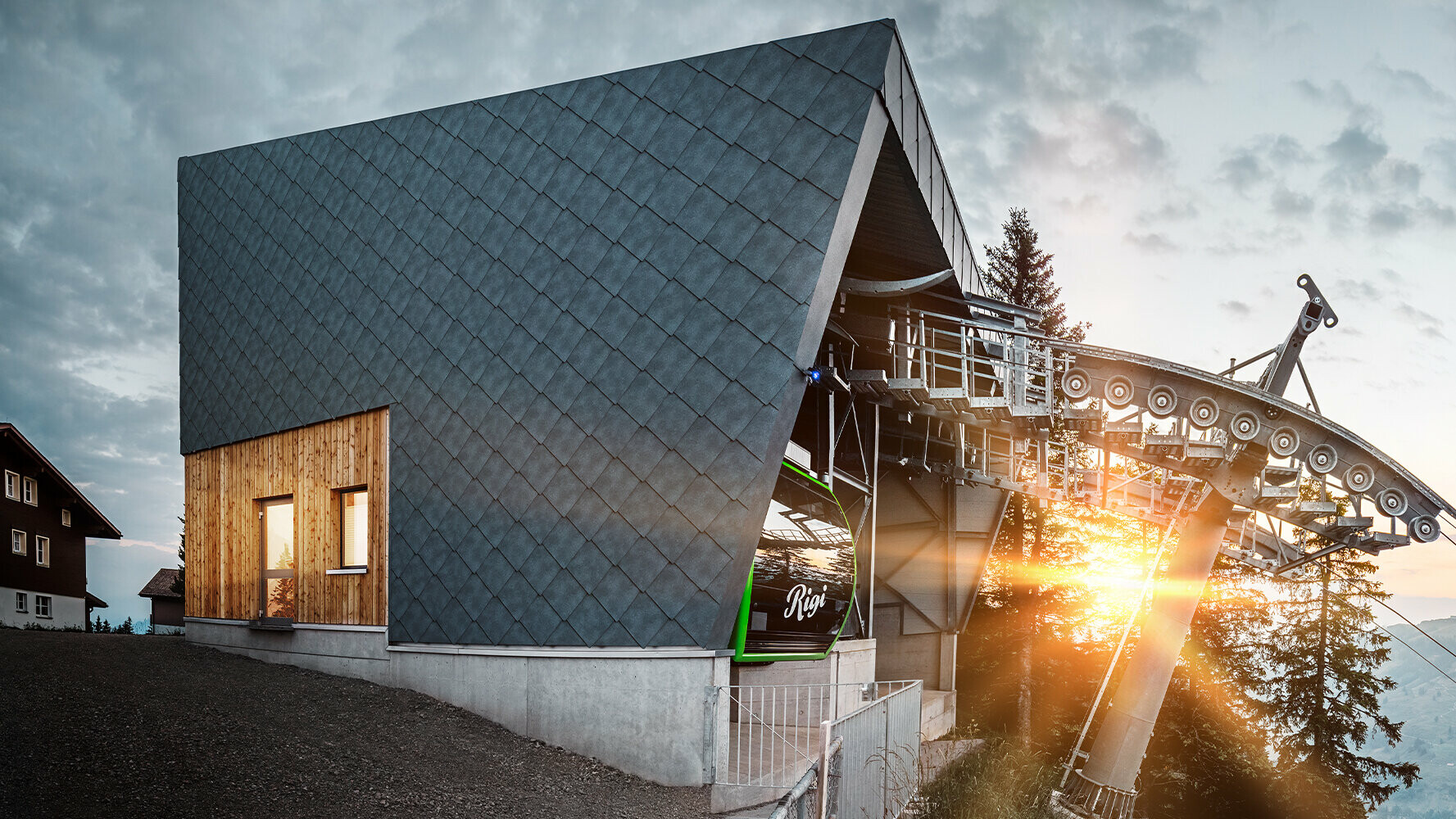 Kolejka linowa z dachem i elewacją PREFA w Szwajcarii o zachodzie słońca 