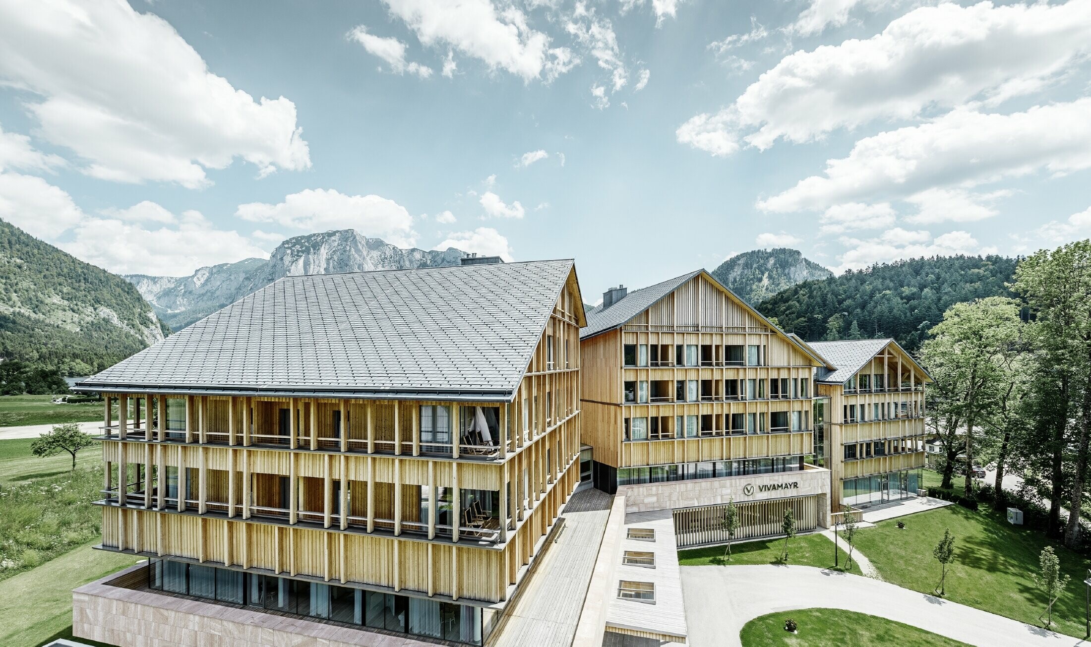Hotel Vivamayr w Altaussee z drewnianą elewacją i dachem krytym dachówką łupkową PREFA