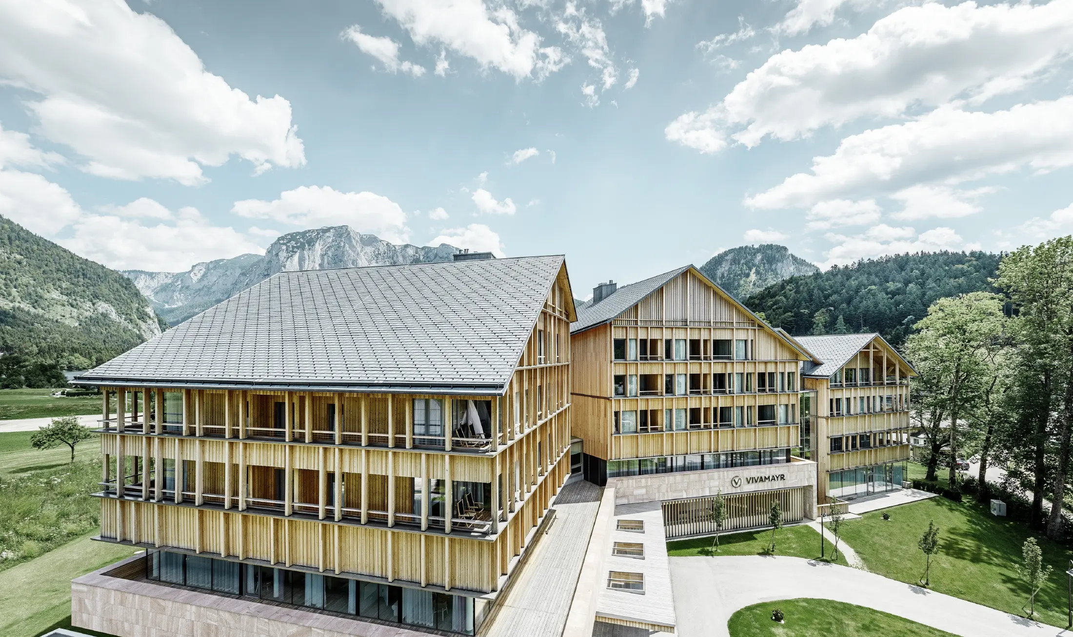 Hotel Vivamayr w Altaussee z drewnianą elewacją i dachem krytym dachówką łupkową PREFA