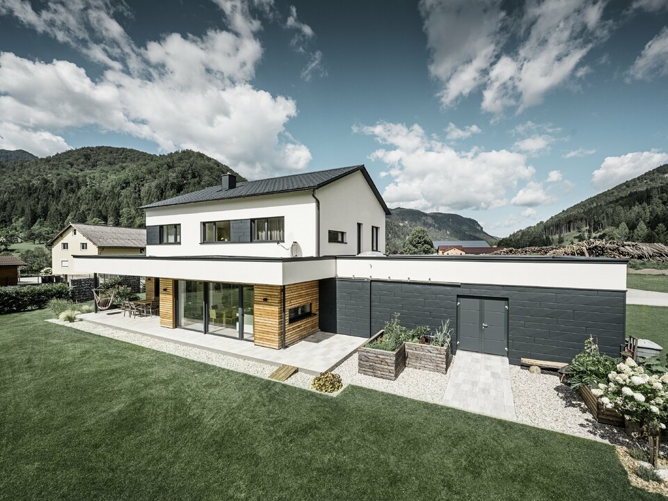 Modernes Einfamilienhaus in ländlicher Umgebung mit PREFA Dach- und Fassadenprodukten. 