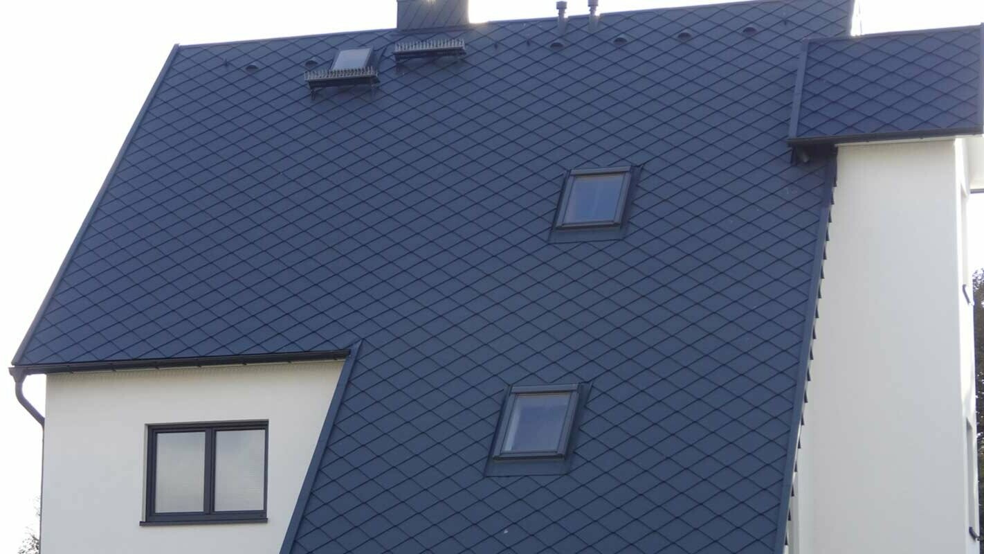 Modernizacja długiej powierzchni dachu domu jednorodzinnego z dachówką rombową PREFA