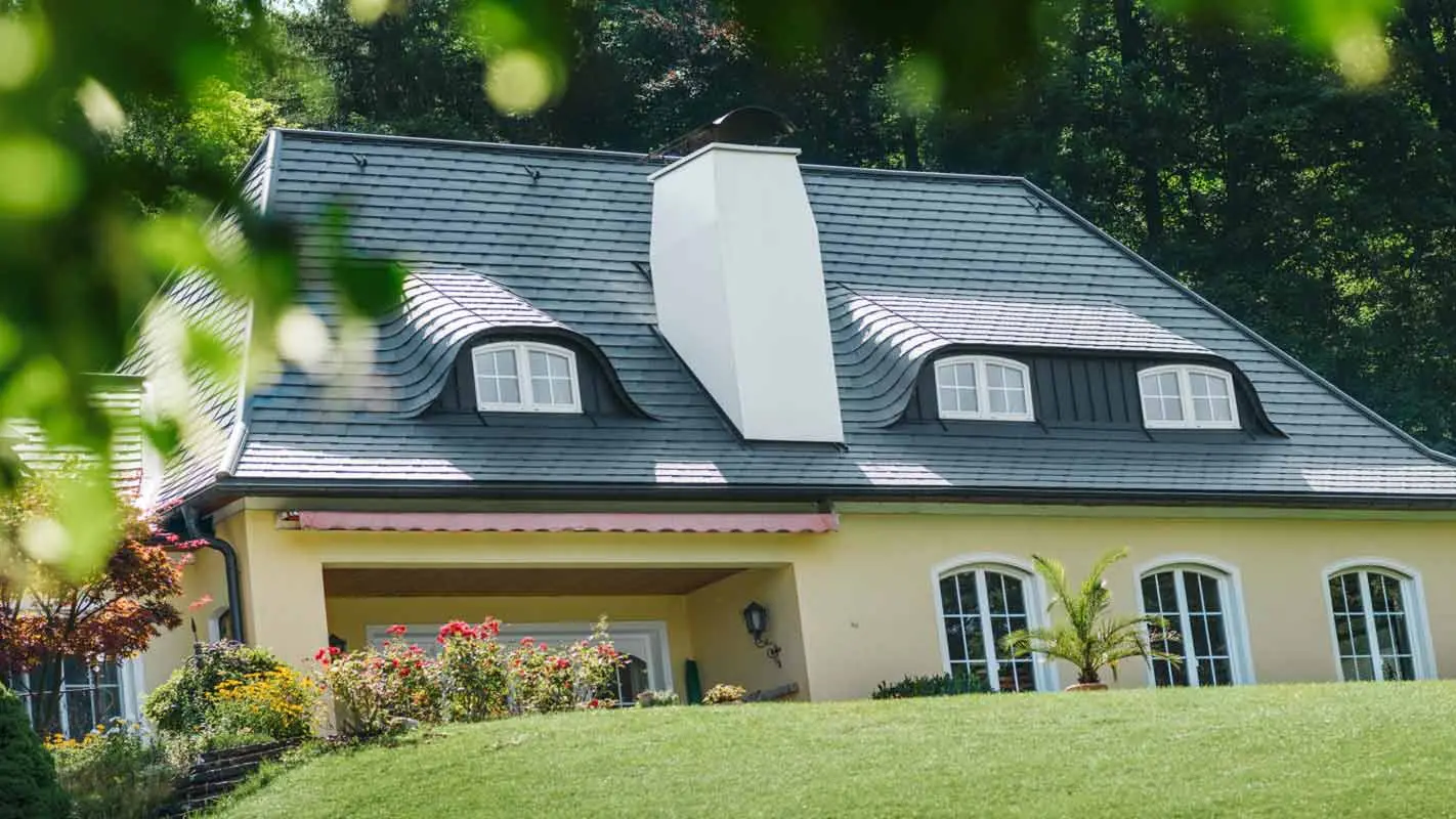 Dach budynku i wole oko przed modernizacją dachówką PREFA z dużym kominem