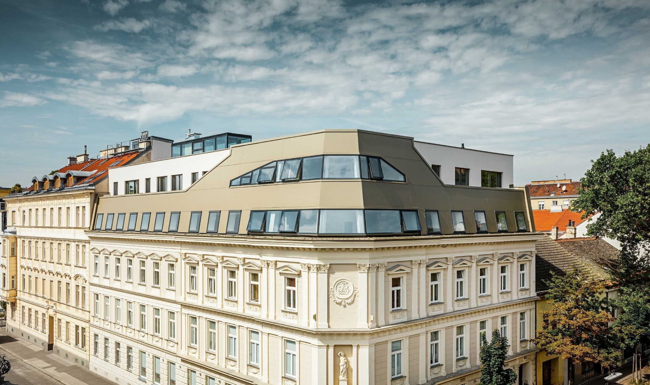 Rozbudowa powierzchni dachowej na ulicy Schloßhofer Straße w Wiedniu z użyciem aluminiowej płyty kompozytowej PREFA w kolorze brązu