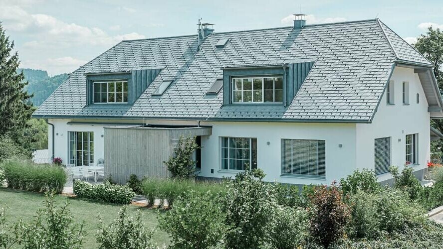 Wyremontowany dach z aluminiowymi dachówkami łupkowymi PREFA i Prefalz w kolorze P.10 Szary kamienny