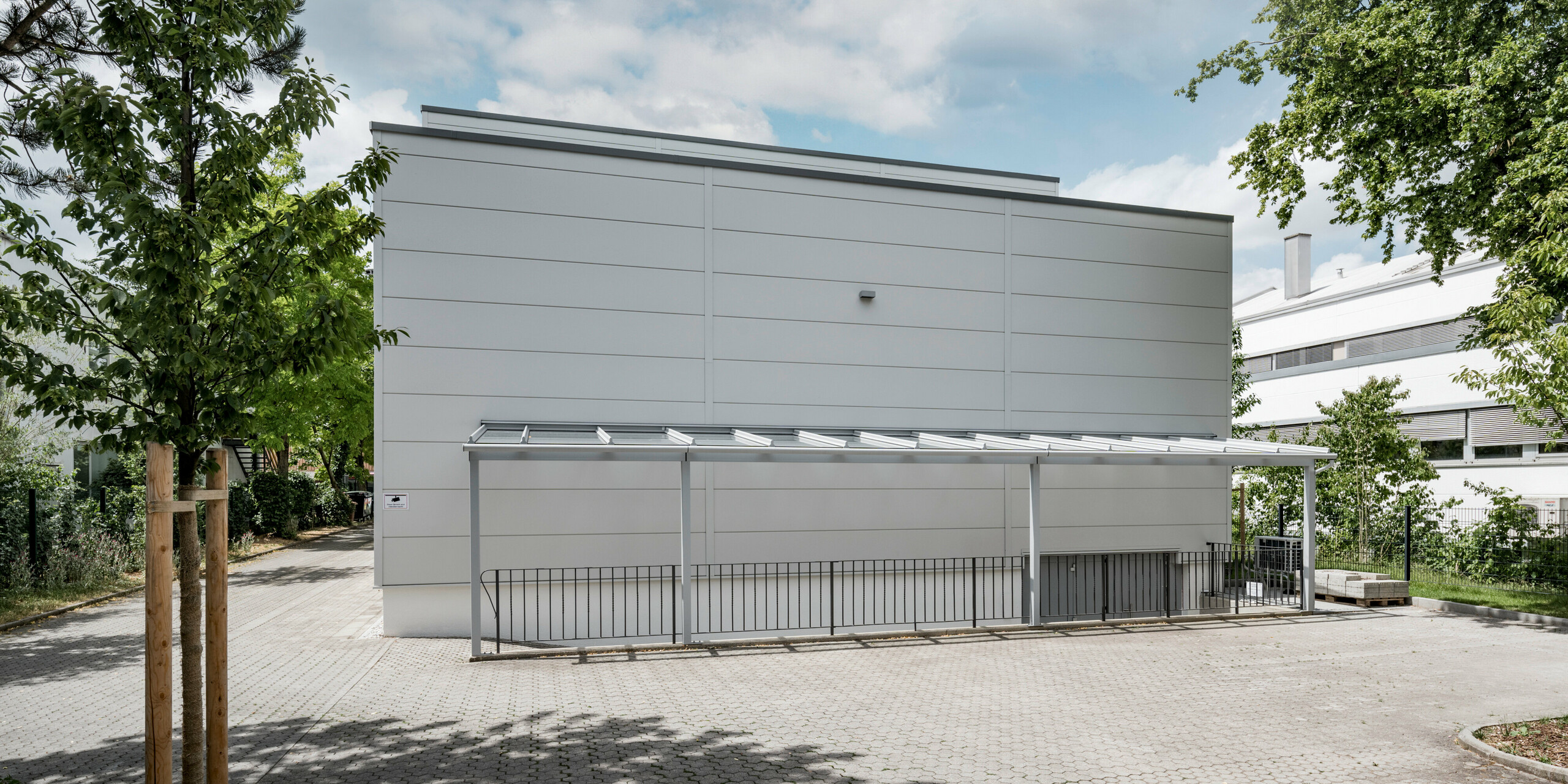 Großformatige PREFA Sidings umhüllen ein Firmengebäude in Oberschleißheim (Deutschland). Die extrabreiten Fassadenelemente aus Aluminium sind in der Farbe Prefaweiß gehalten.