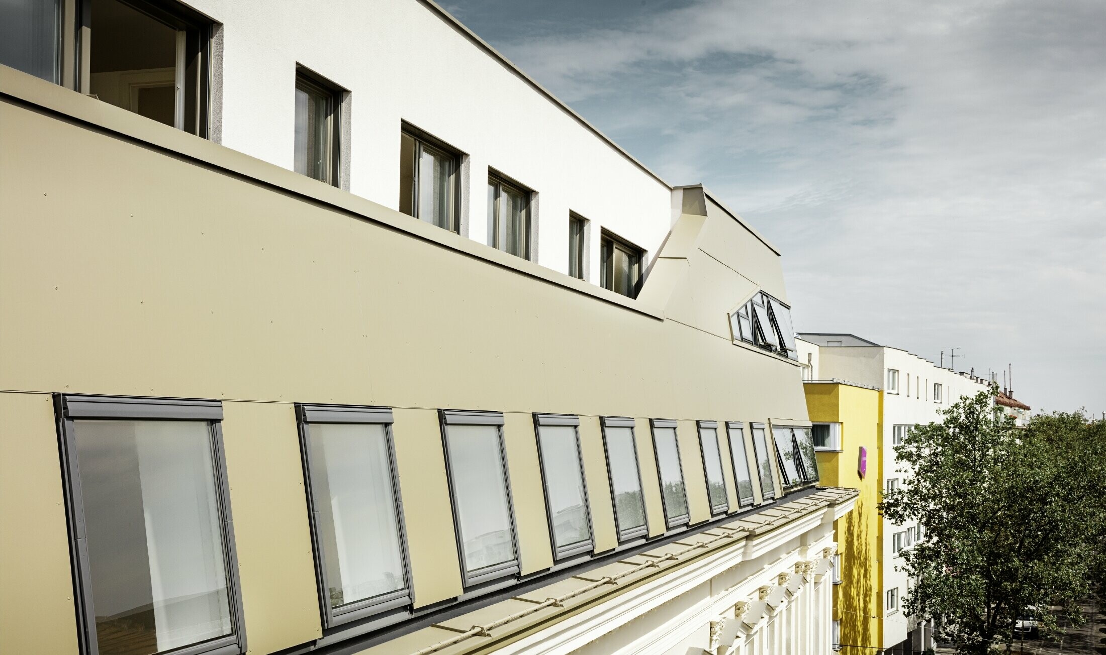Rozbudowa powierzchni dachowej na ulicy Schloßhofer Straße w Wiedniu z użyciem aluminiowej płyty kompozytowej PREFA w kolorze brązu