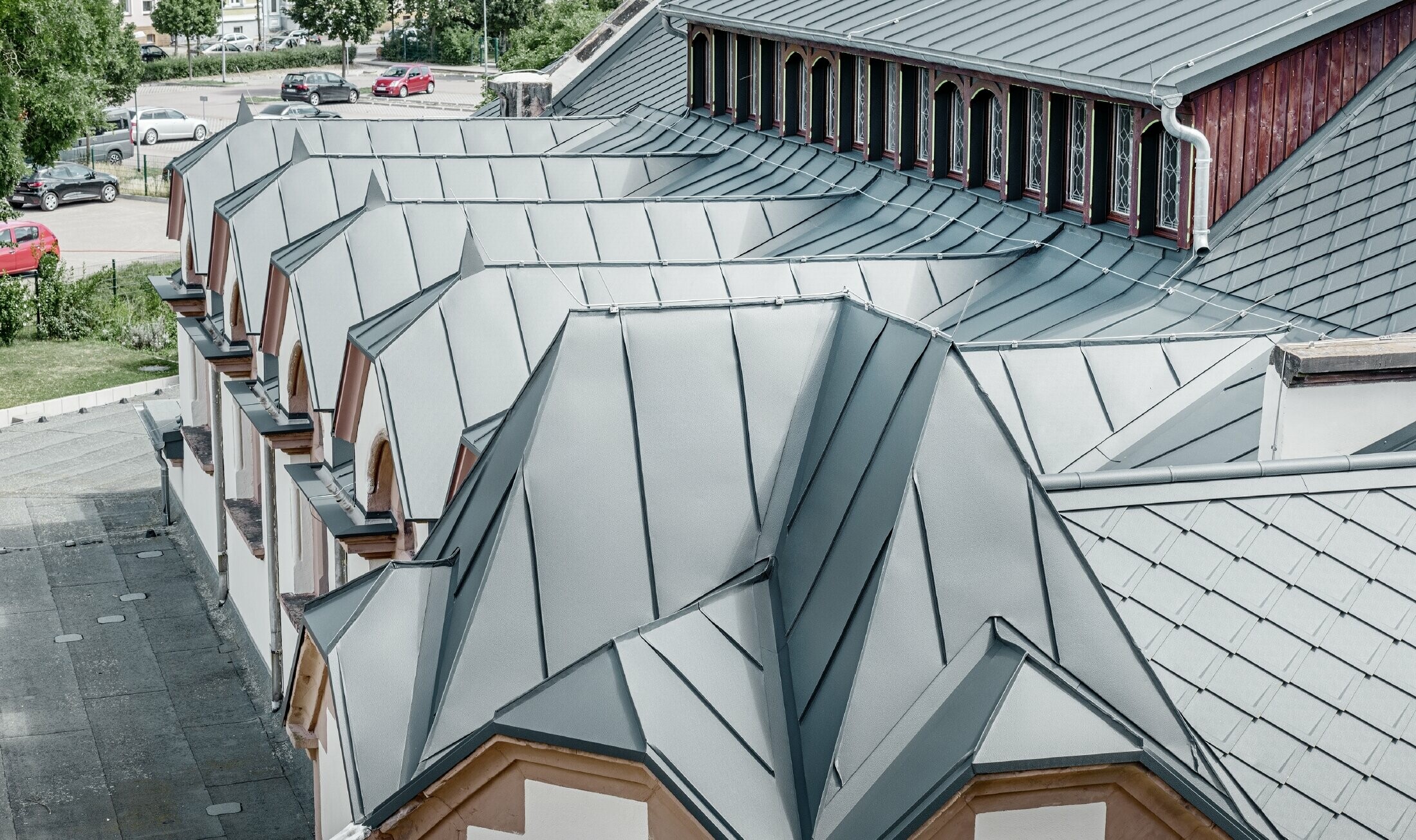 Świeżo wyremontowana hala sportowa szkoły Lutherstadt Wittenberg z aluminiowym dachem PREFA, wykonanym z dachówki romb i Prefalz w kolorze antracytu