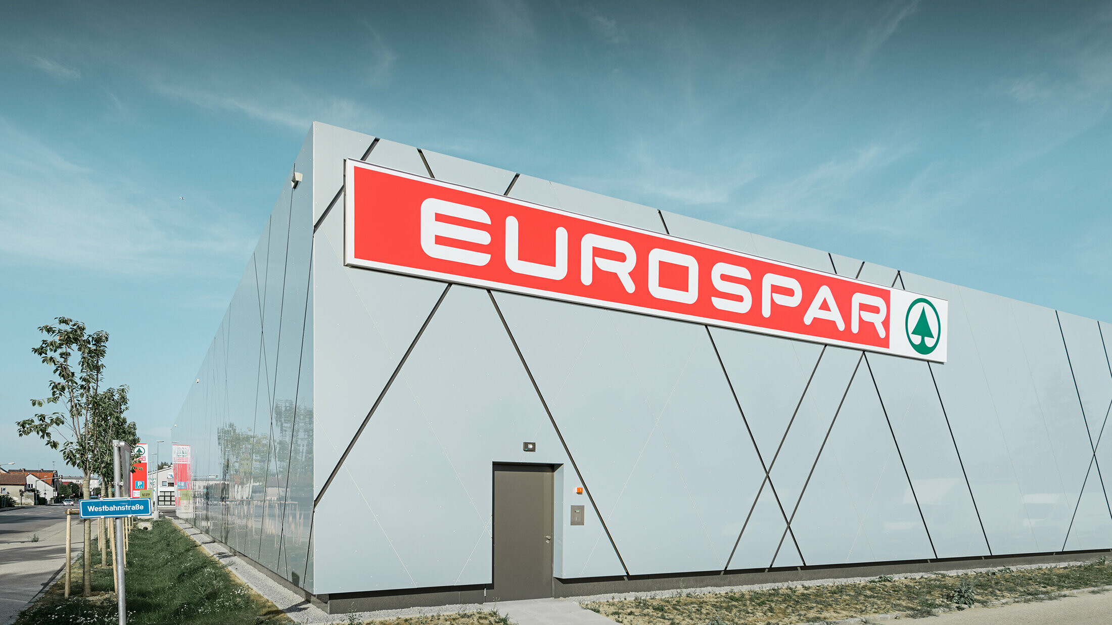 Tylna ściana nowego sklepu Eurospar w Wels. Elewacja została obłożona aluminiowymi płytami kompozytowymi PREFA w wyjątkowym kolorze silver gold.