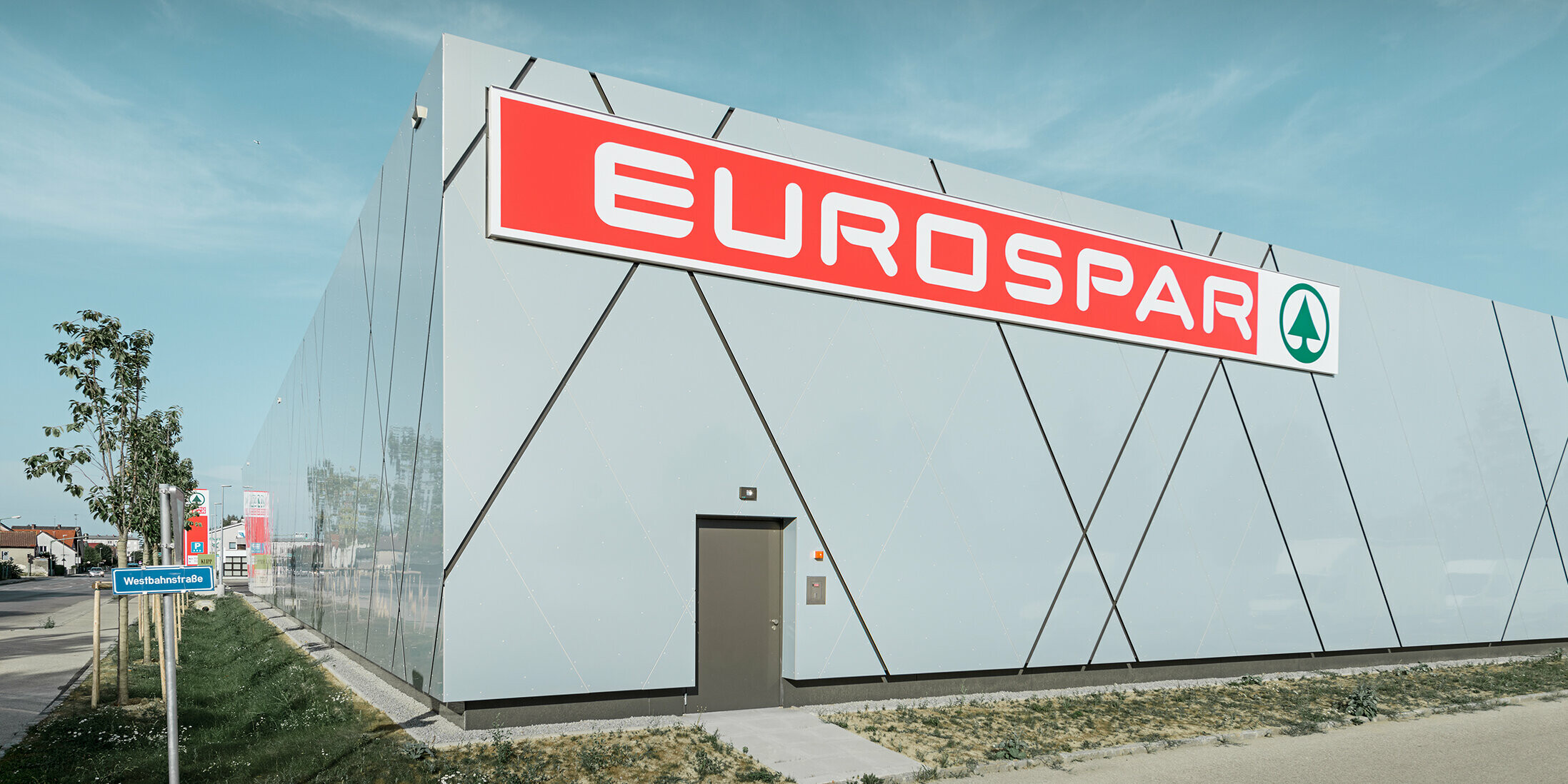 Tylna ściana nowego sklepu Eurospar w Wels. Elewacja została obłożona aluminiowymi płytami kompozytowymi PREFA w wyjątkowym kolorze silver gold.
