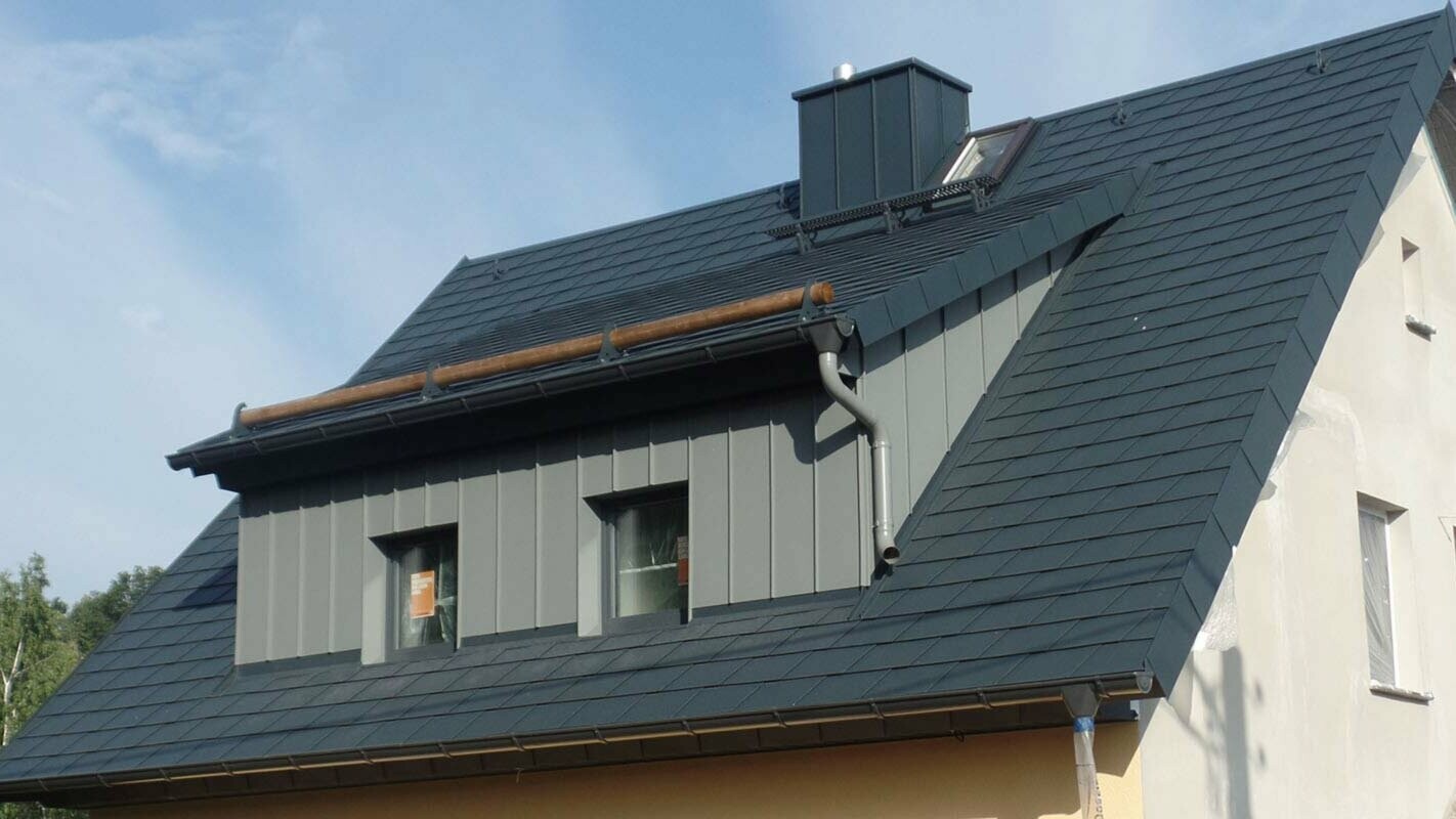 Obiekt z dachem szczytowym i oknem dachowym z daszkiem jednospadowym po modernizacji z dachówką PREFA