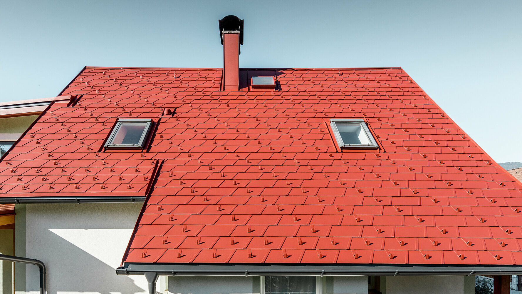Pokrycie dachowe z dachówkami łupkowymi DS.19 w kolorze P.10 Czerwony