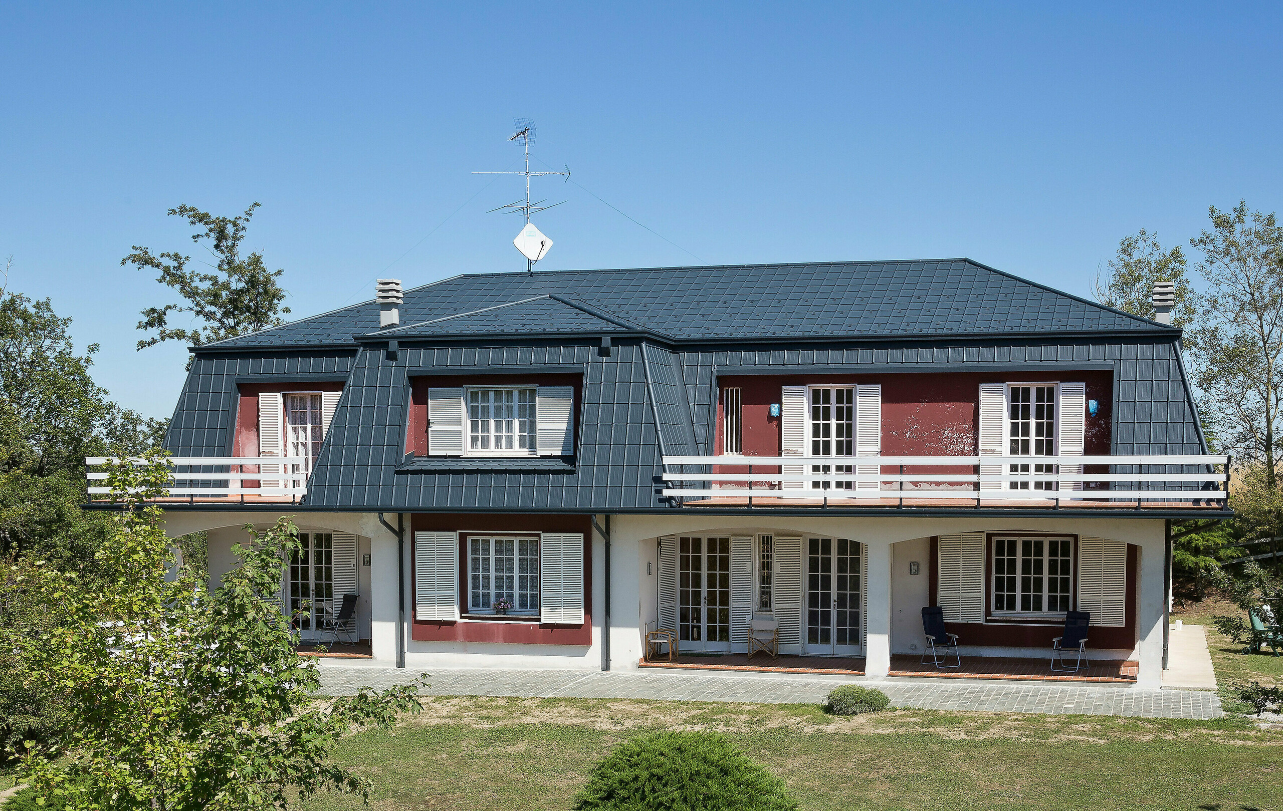 Dachówki klasyczne PREFA w kolorze antracytu z aluminium zdobią dach tej wilii we Włoszech