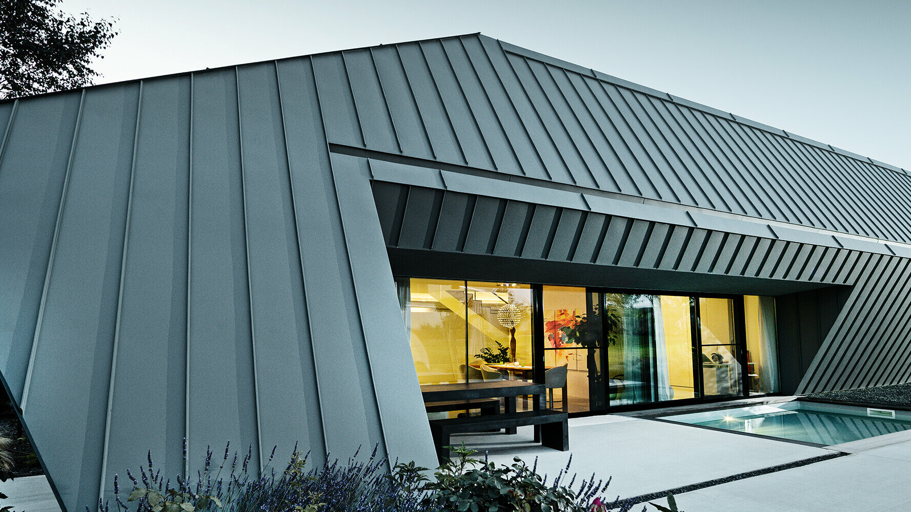 Aluminiowy dach i fasada PREFA w kolorach antracytowym P.10 i jasnoszarym P.10. 