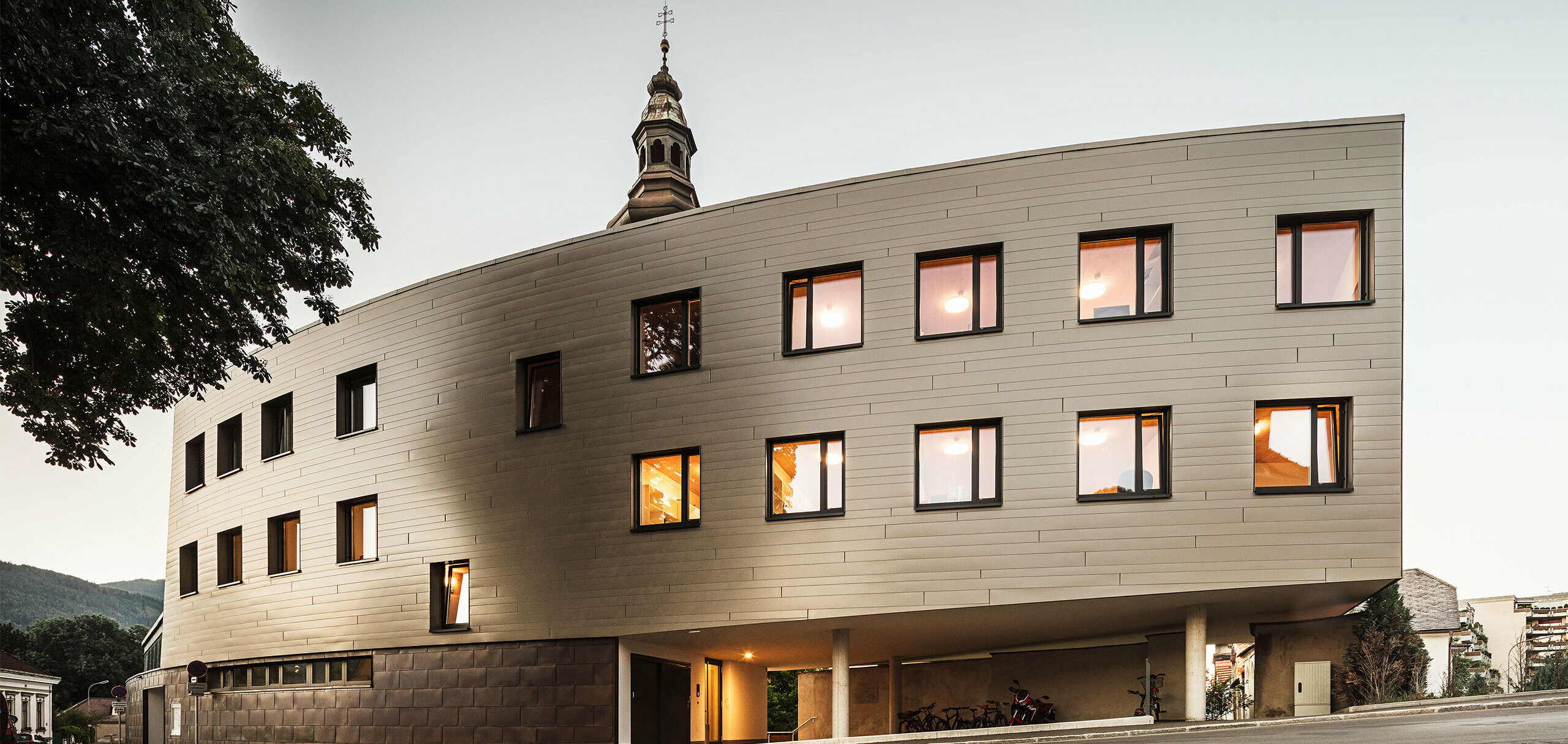 Nowy budynek akademika Jacobinum, wykorzystujący stare mury plebanii, został pokryty brązowym sidingiem PREFA
