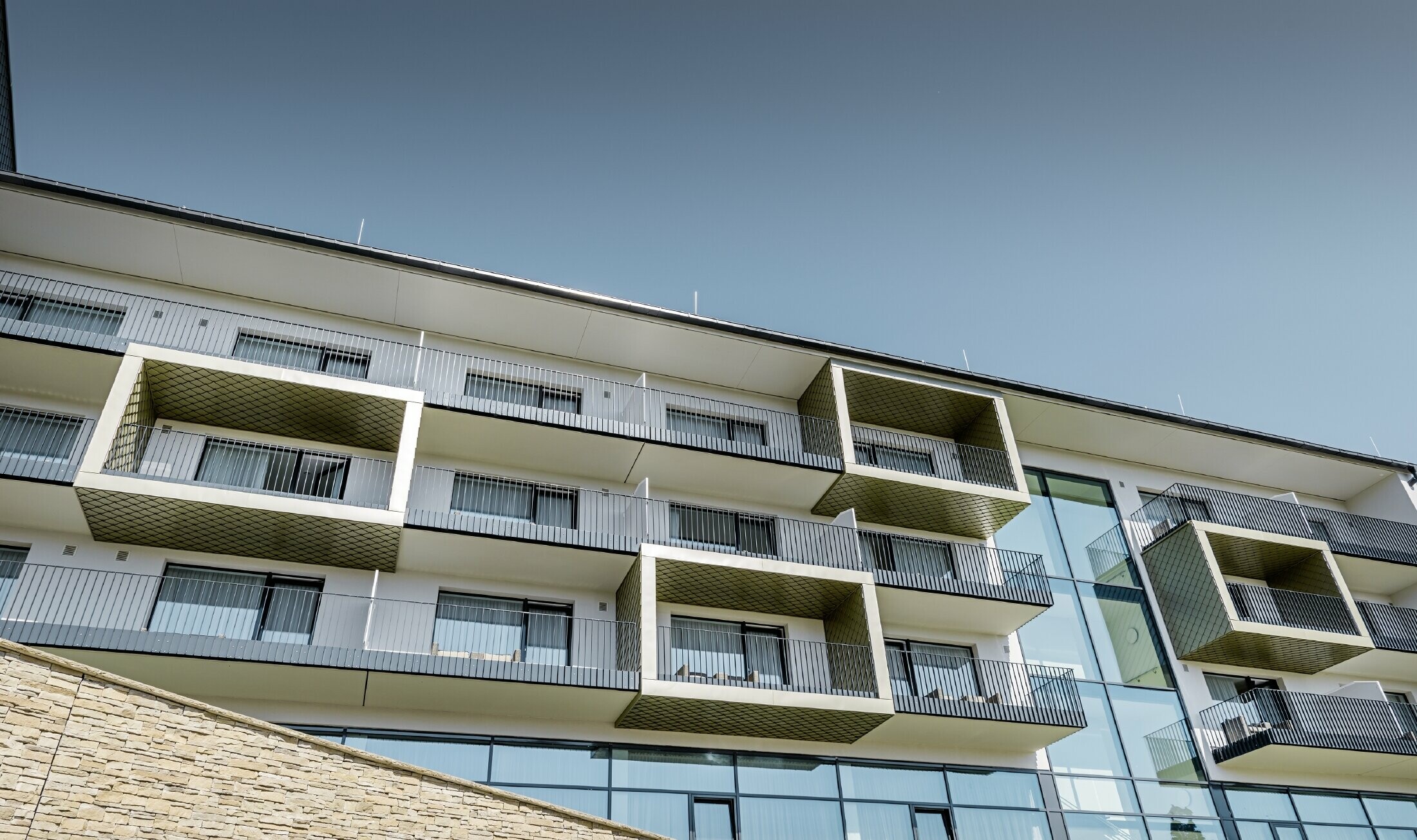 Poszycia balkonu hotelu Edita w Scheidegg z jasnobrązowym rombem fasadowym PREFA