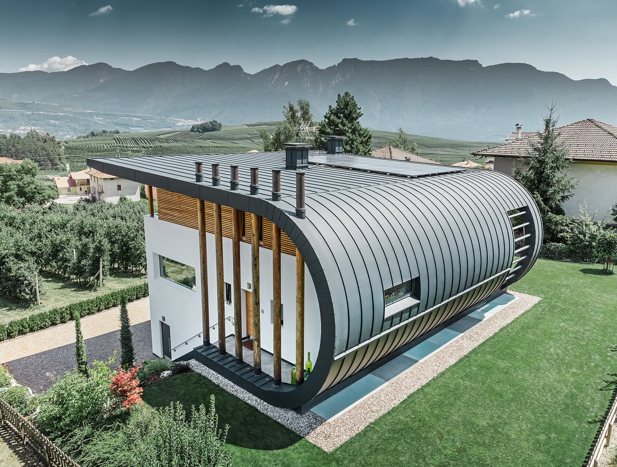 Einfamilienhaus in Italien mit abgerundeter Dach- und Fassadenverkleidung aus PREFALZ in P.10 Anthrazit
