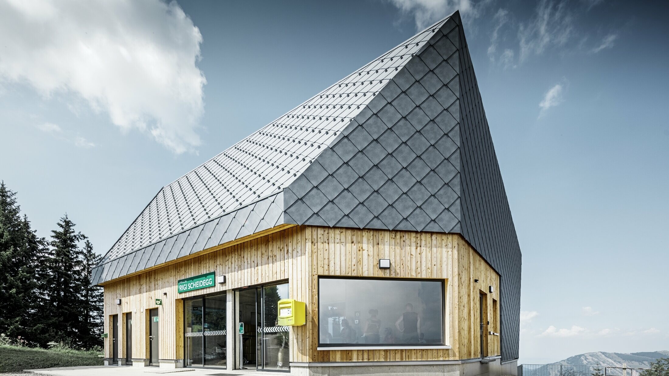 Górna stacja Rigi Bahn Scheidegg w Goldau, Szwajcaria. Dach i częściowo elewację pokryto dachówką romb i rombem fasadowym 44 × 44 w kolorze szarym kamiennym P.10.