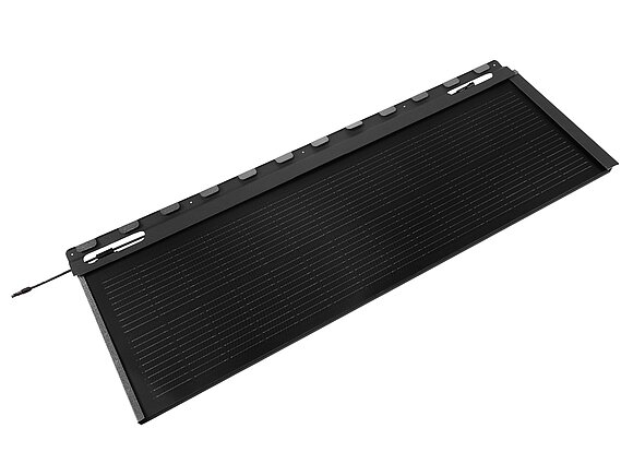 Na ilustracji widoczna jest duża dachówka solarna PREFA w kolorze antracytowym.