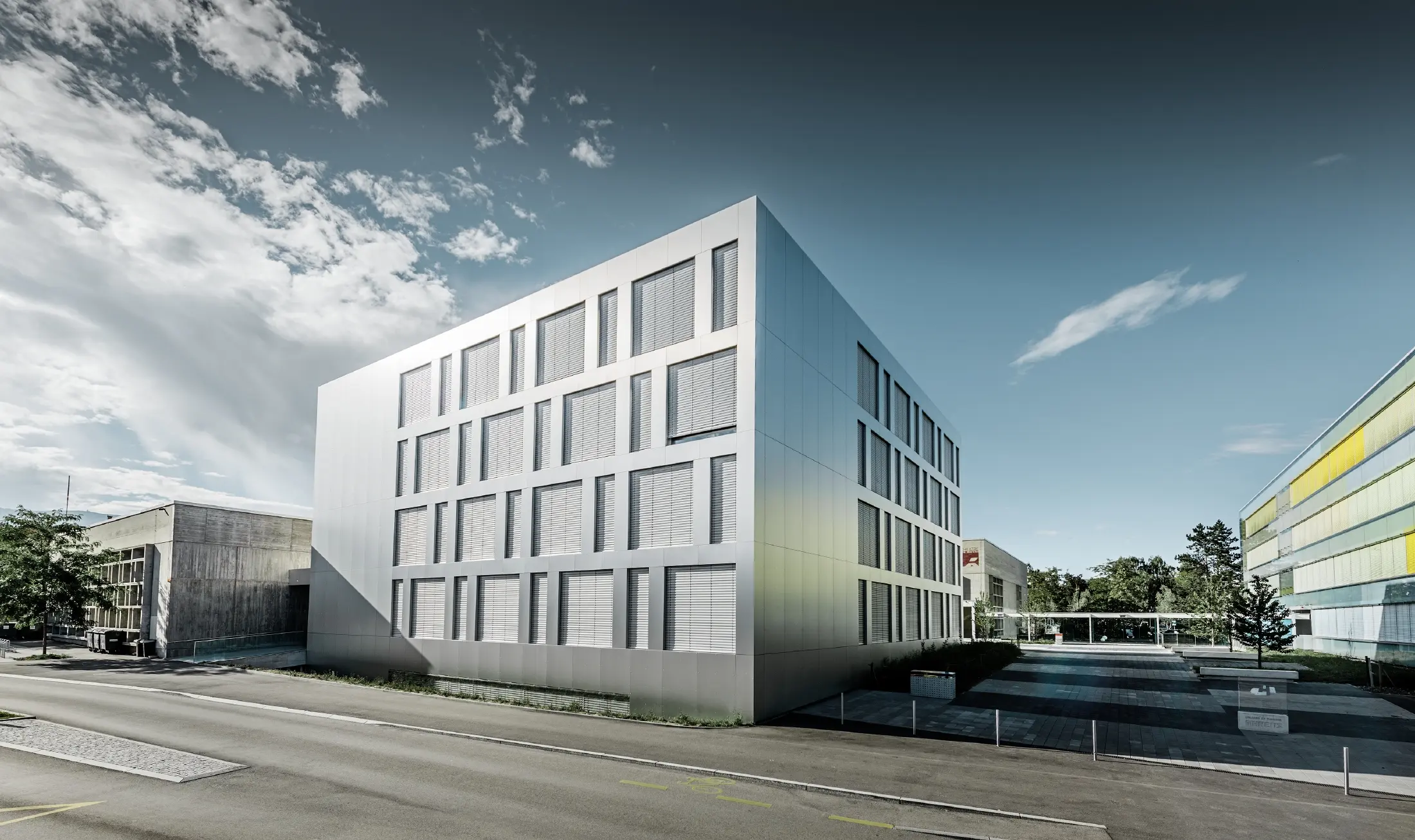 École de Marens otrzymała nową elewację z aluminiowej płyty kompozytowej w kolorze aluminium szczotkowanego