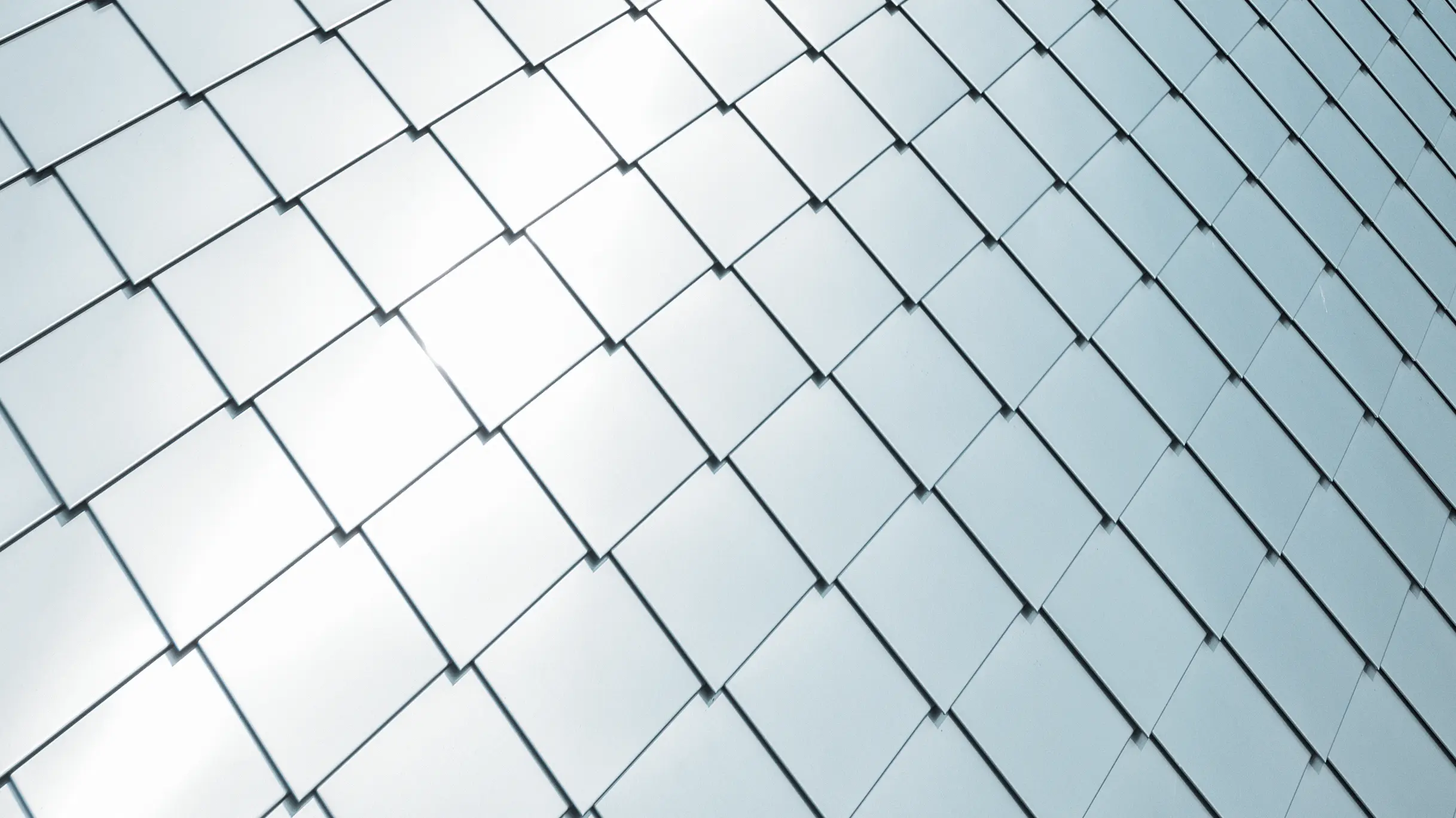 Romb elewacyjny 20 × 20 PREFA układany na powierzchni, widok szczegółowy w kolorze aluminium naturalne