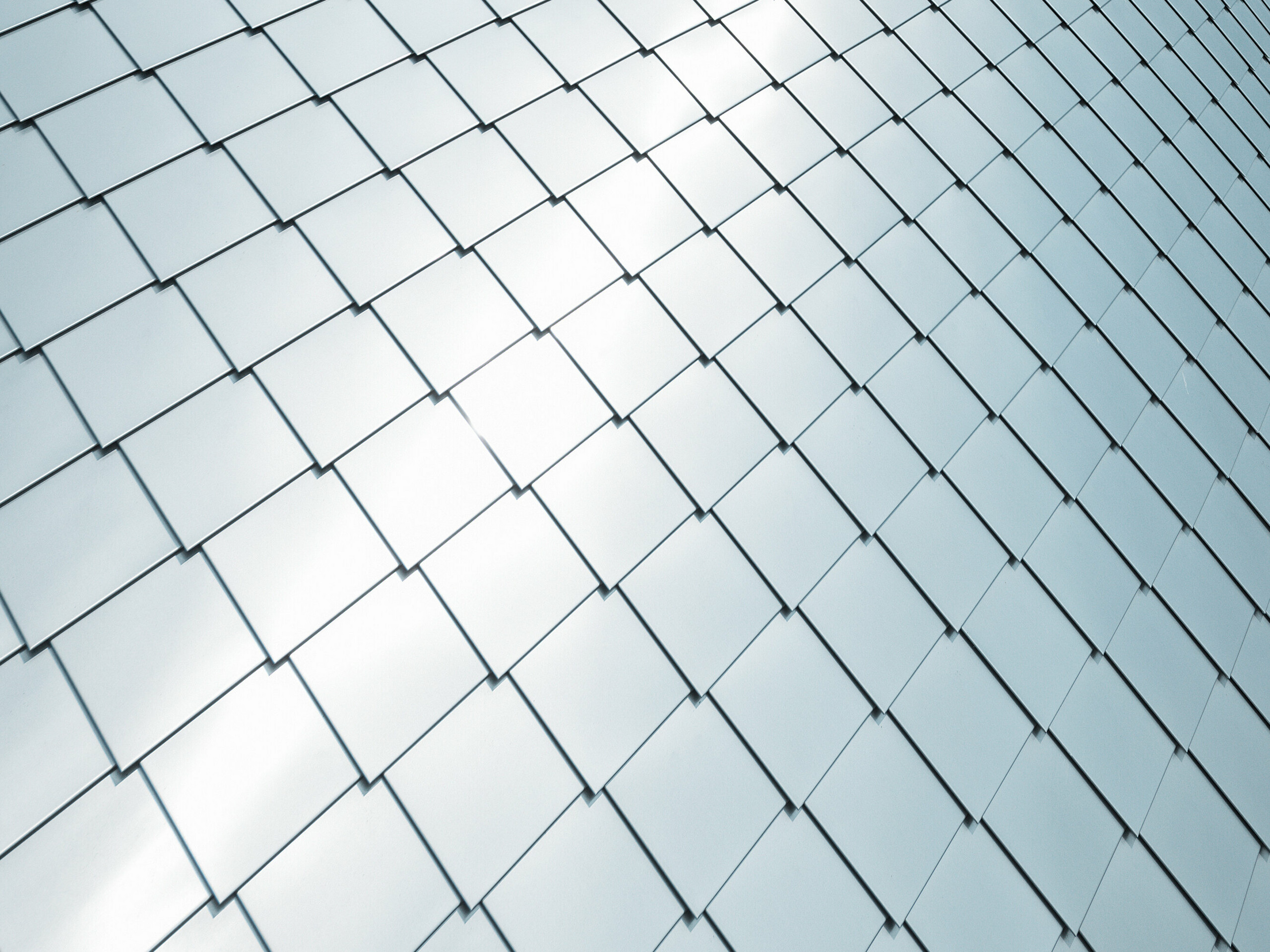 Romb elewacyjny 20 × 20 PREFA układany na powierzchni, widok szczegółowy w kolorze aluminium naturalne