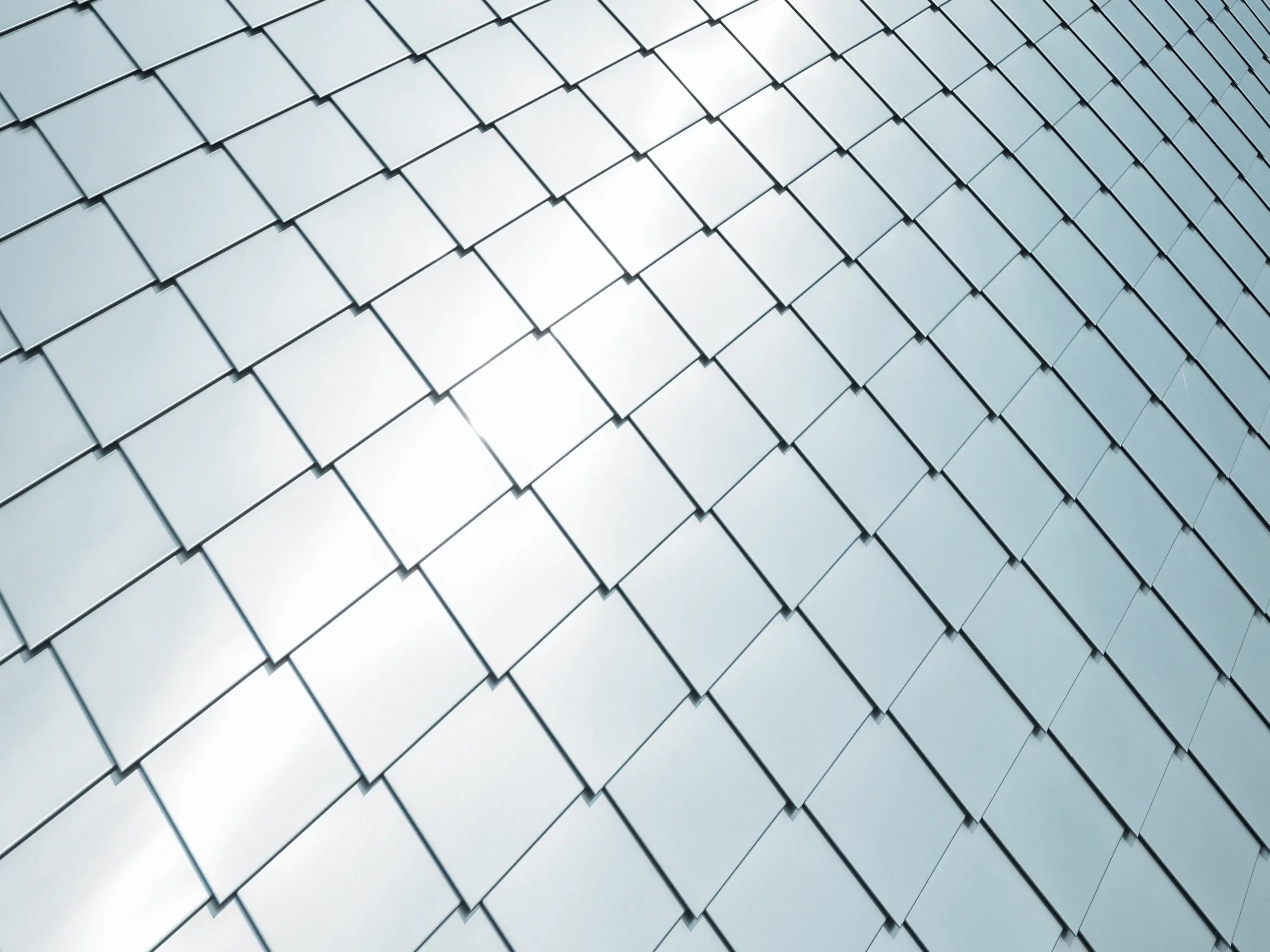 Romb elewacyjny 20 × 20 PREFA układany na powierzchni, widok szczegółowy w kolorze aluminium naturalne