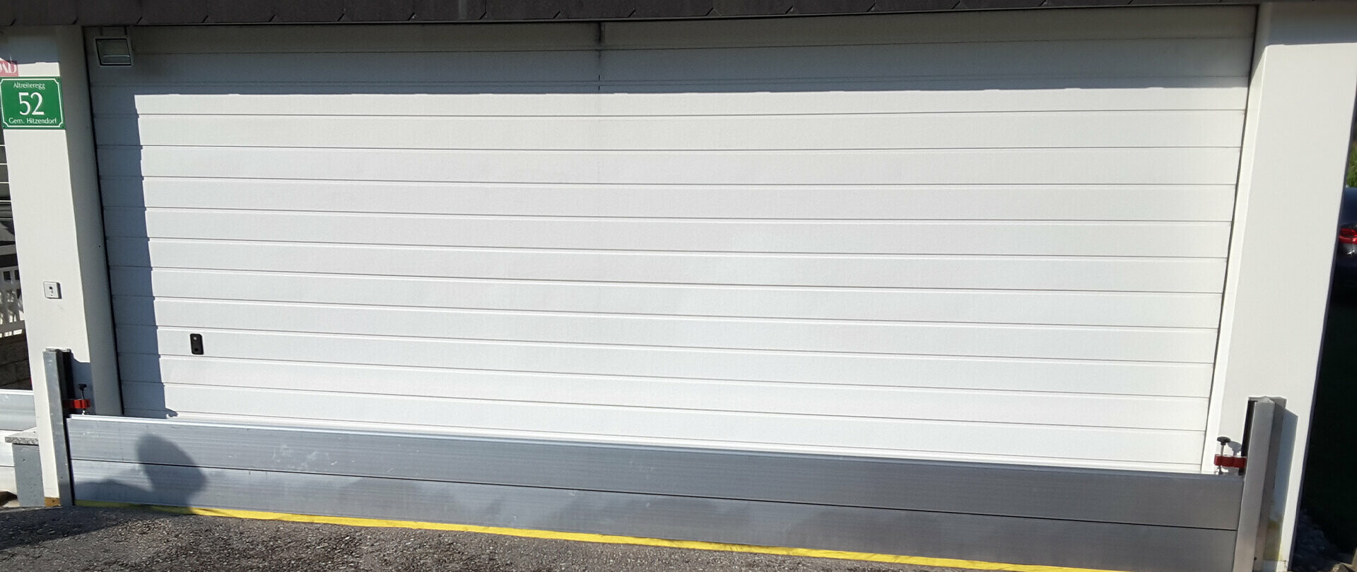 Brama garażowa zabezpieczona ochroną przeciwpowodziową PREFA 
