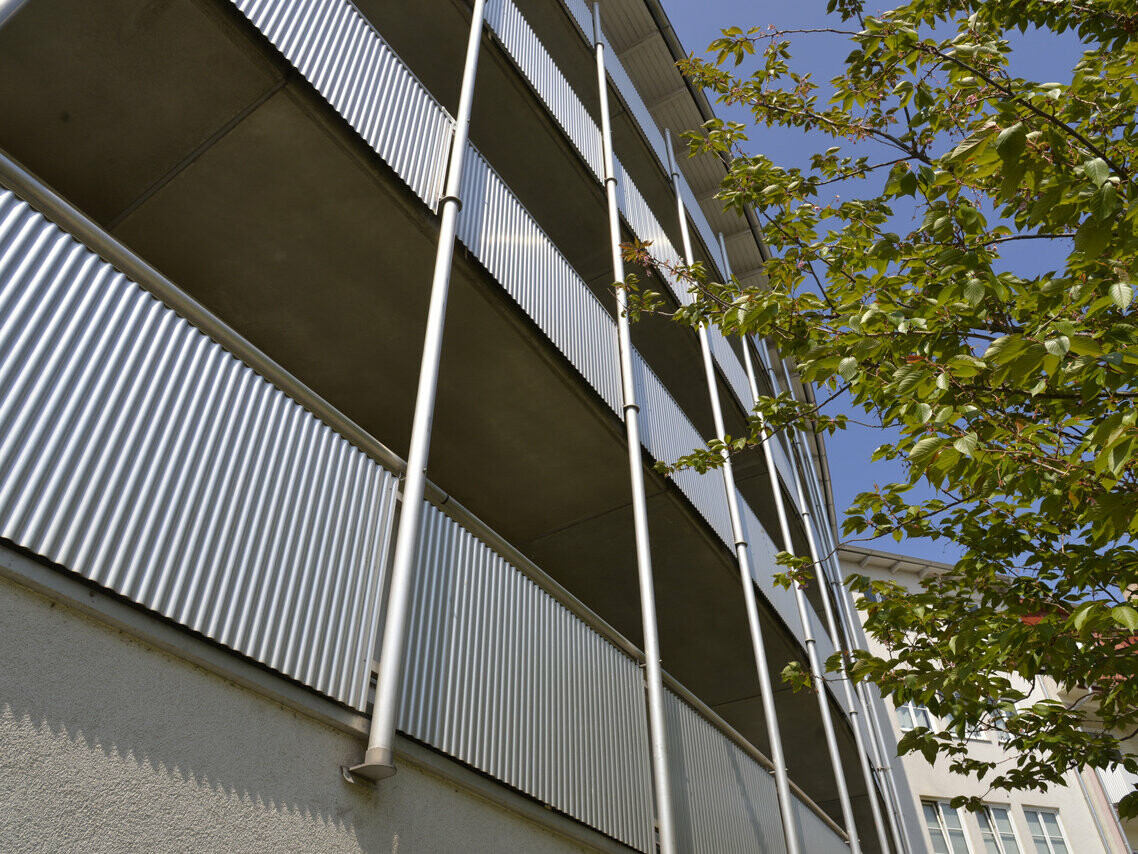 Okładzina balkonowa z profilem falistym PREFA w kolorze naturalnym niepowlekanym
