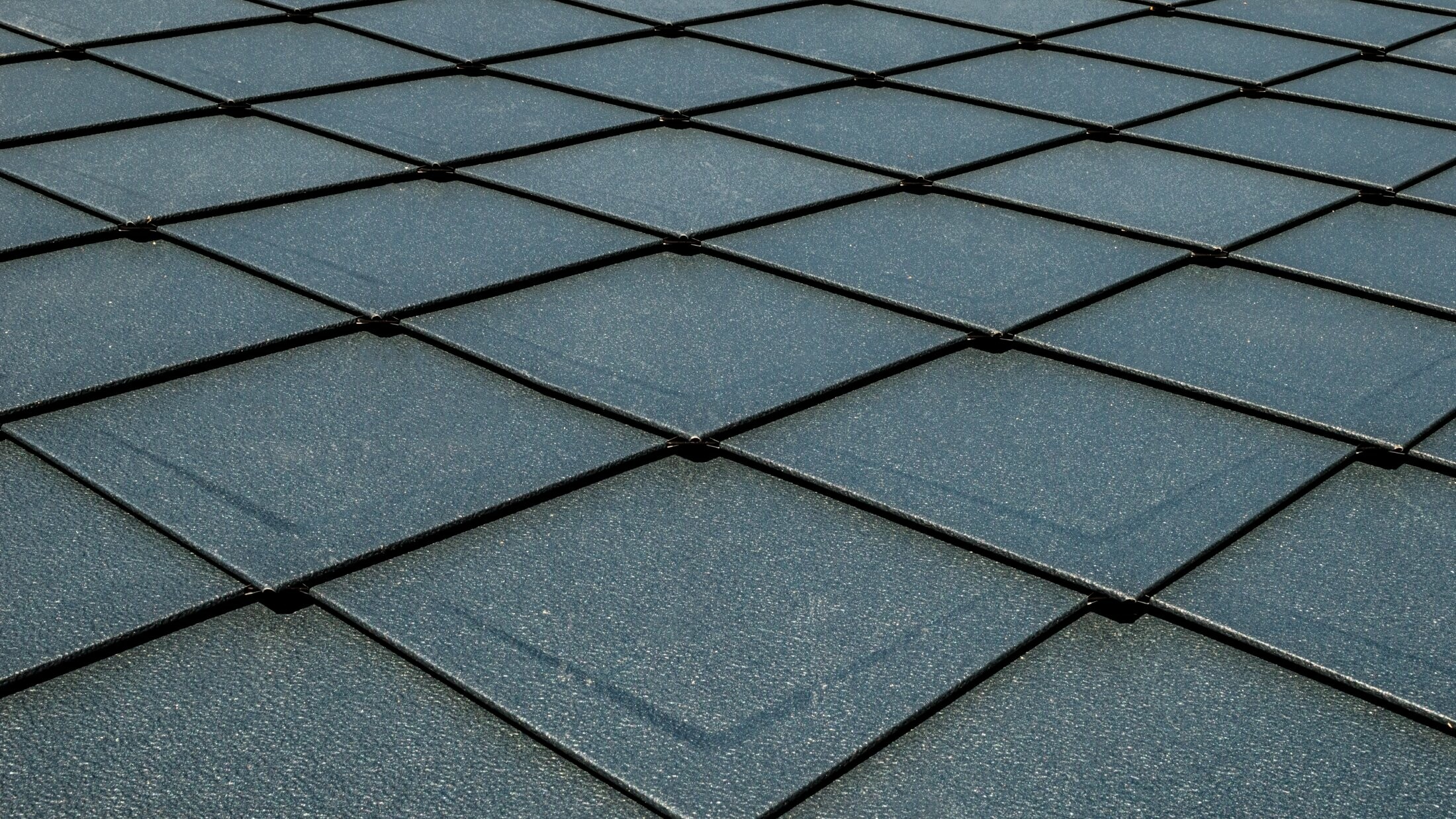 Dachówka romb 29 × 29 PREFA w kolorze antracytowym P.10 z przetłoczeniem, dach imitujący „łuskę”