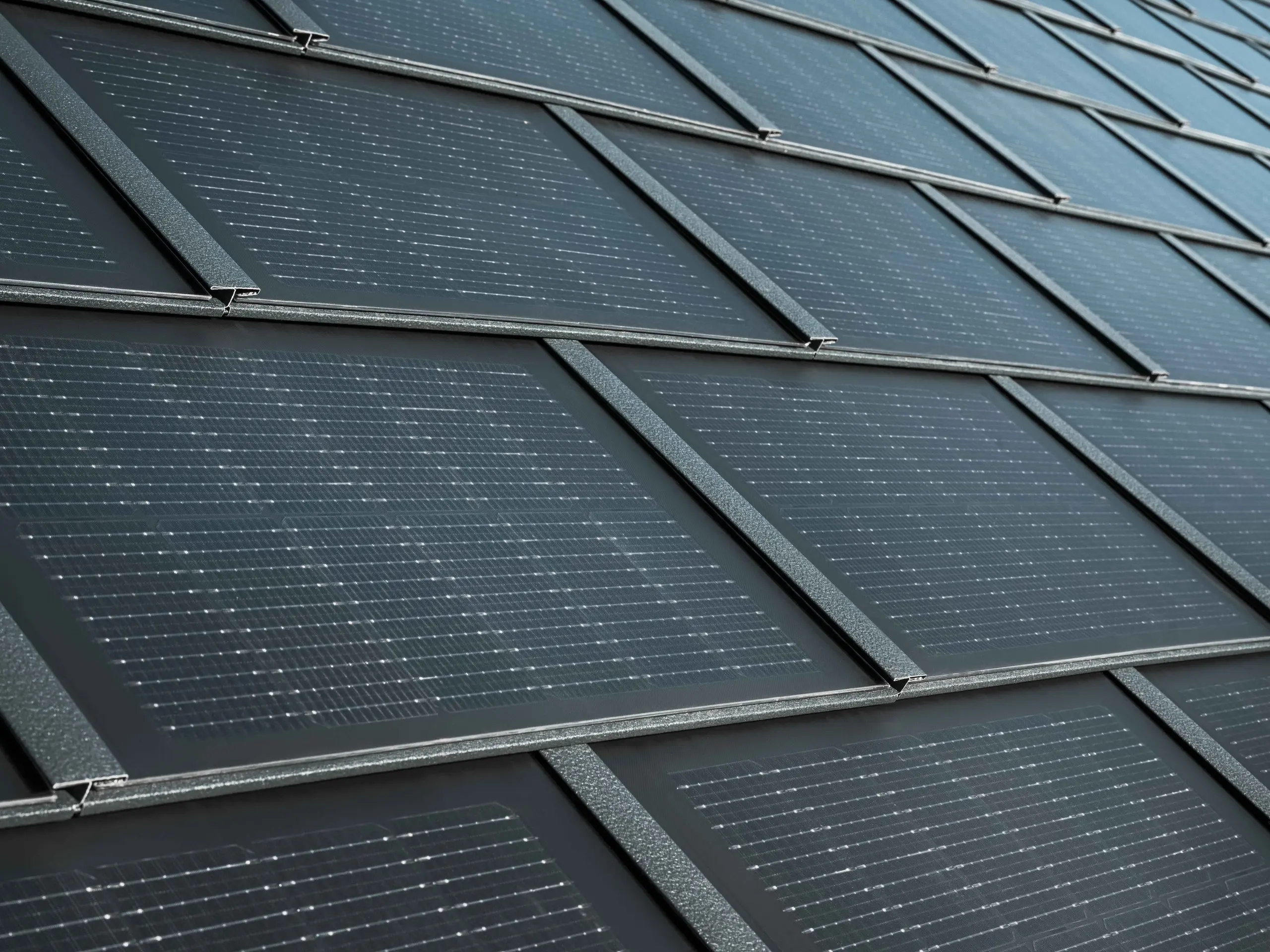 Zbliżenie ułożonej Dachówki solarnej PREFA 