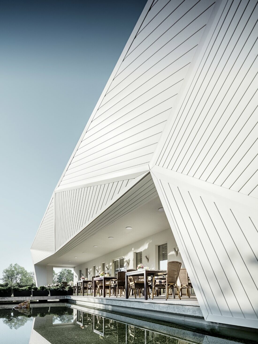 Elewacja 3D restauracji Mimama w Budapeszcie z poszyciem z sidingu PREFA w kolorze białym PREFA.