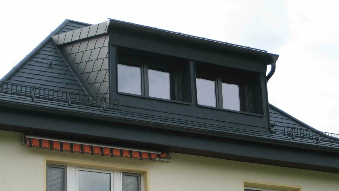 Obiekty z oknem dachowym z daszkiem jednospadowym po modernizacji z dachówką PREFA