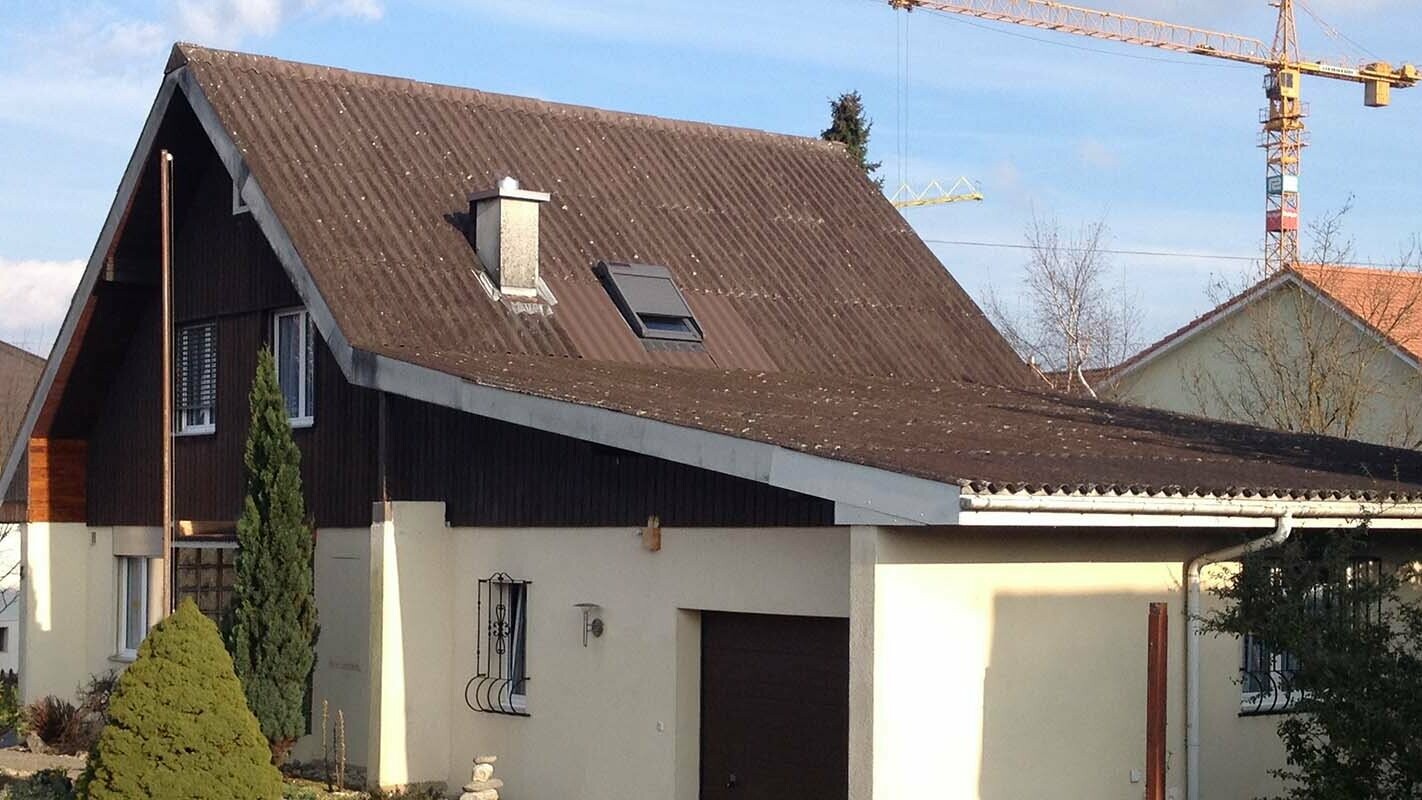 Dom przed modernizacją dachu z płytą dachową PREFA, dachem szczytowym i garażem