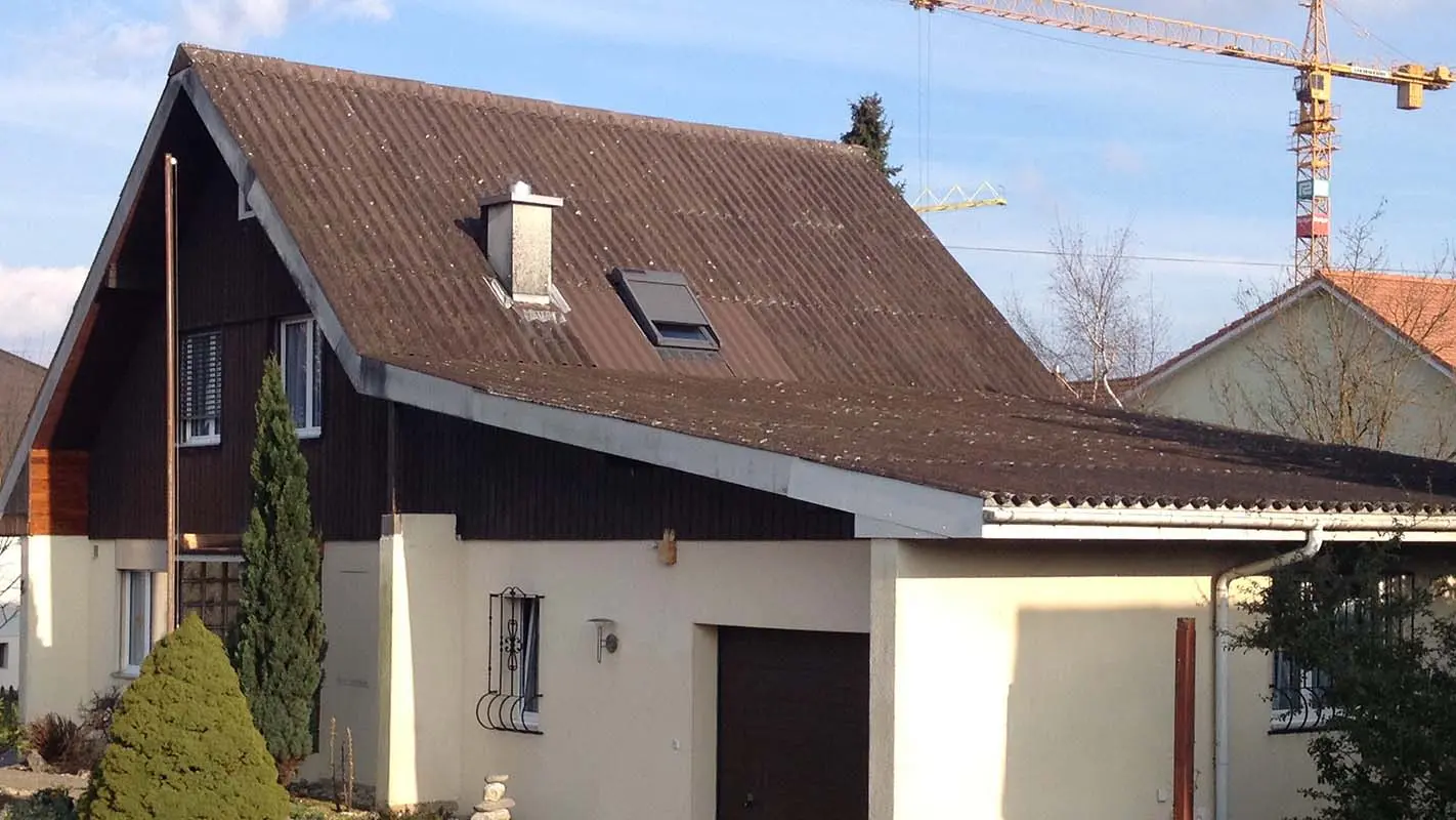 Dom przed modernizacją dachu z płytą dachową PREFA, dachem szczytowym i garażem