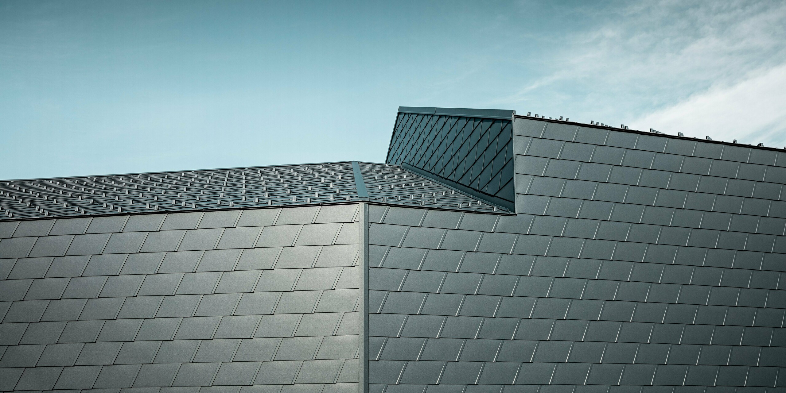 Detailansicht von der Fassadenfläche der Boulderhalle in Skofja, diese ist mit der PREFA Schindel DS.19 in Anthrazit verkleidet.