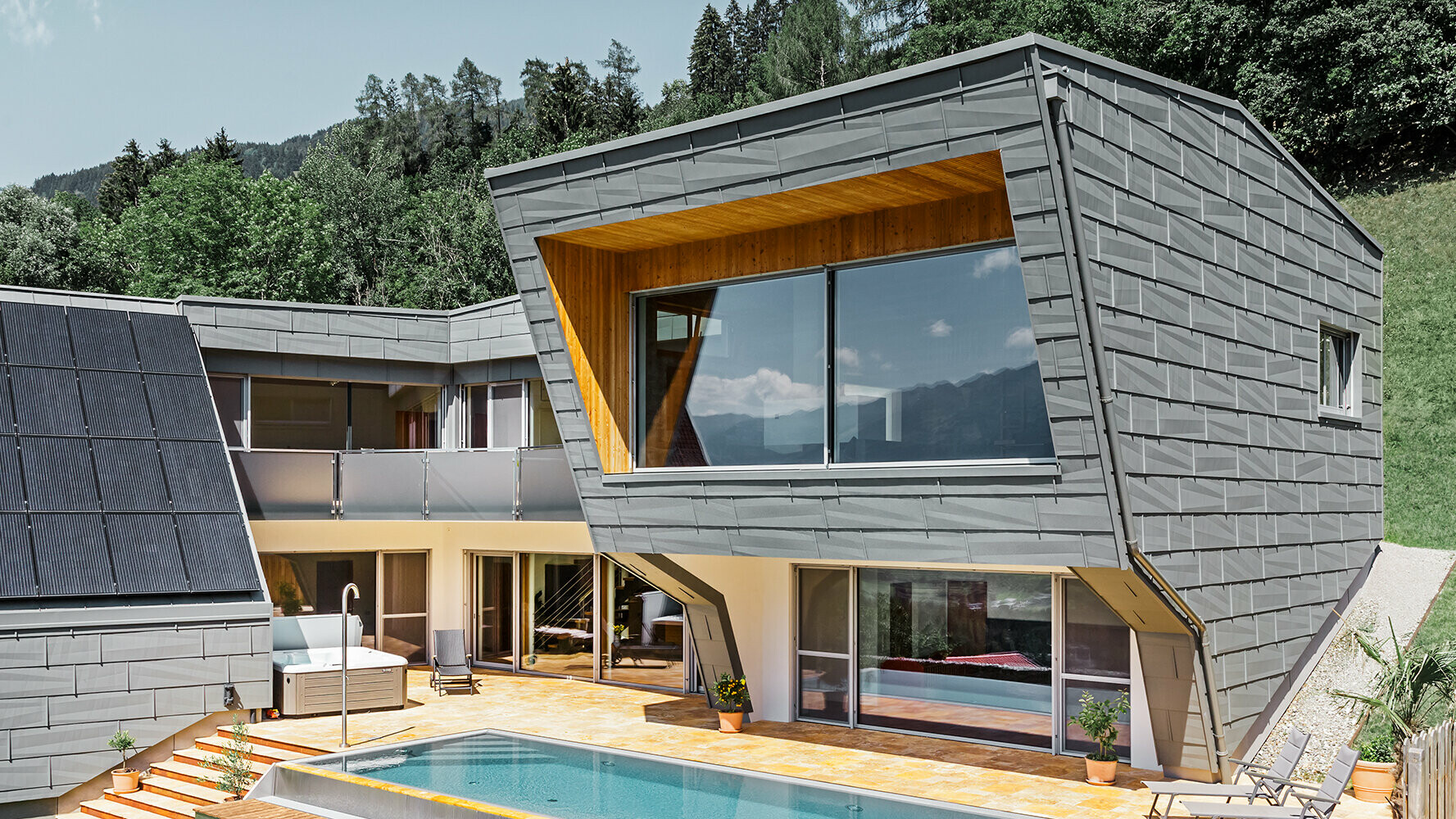 Nowoczesny dom jednorodzinny z panelem dachowym i elewacyjnym PREFA FX.12 w kolorze P.10 jasnoszarym